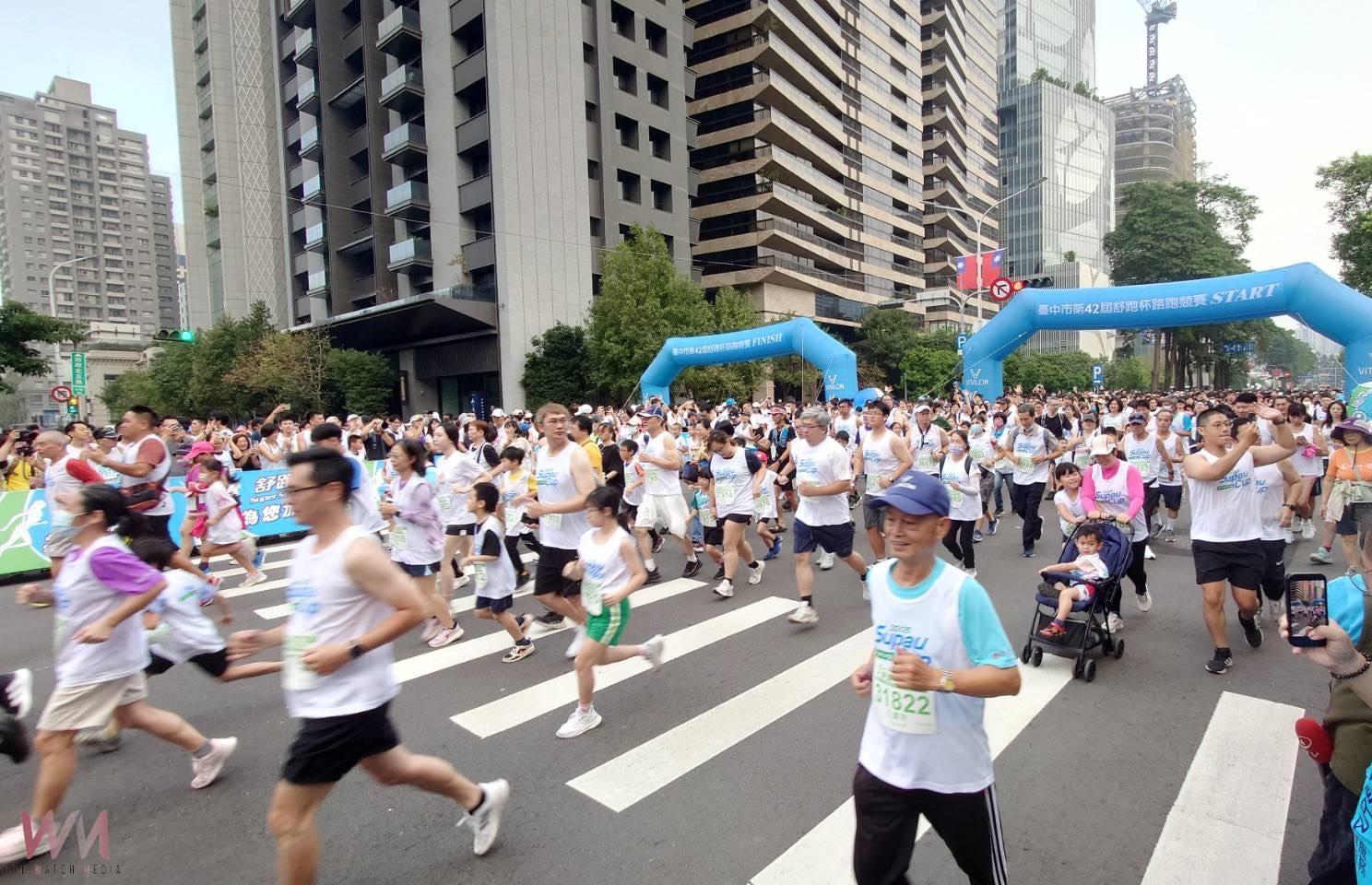推動全民運動風氣 第42屆「台中舒跑杯」 2.5萬名老中青跑者盛大開跑 - https://www.watchmedia01.com
