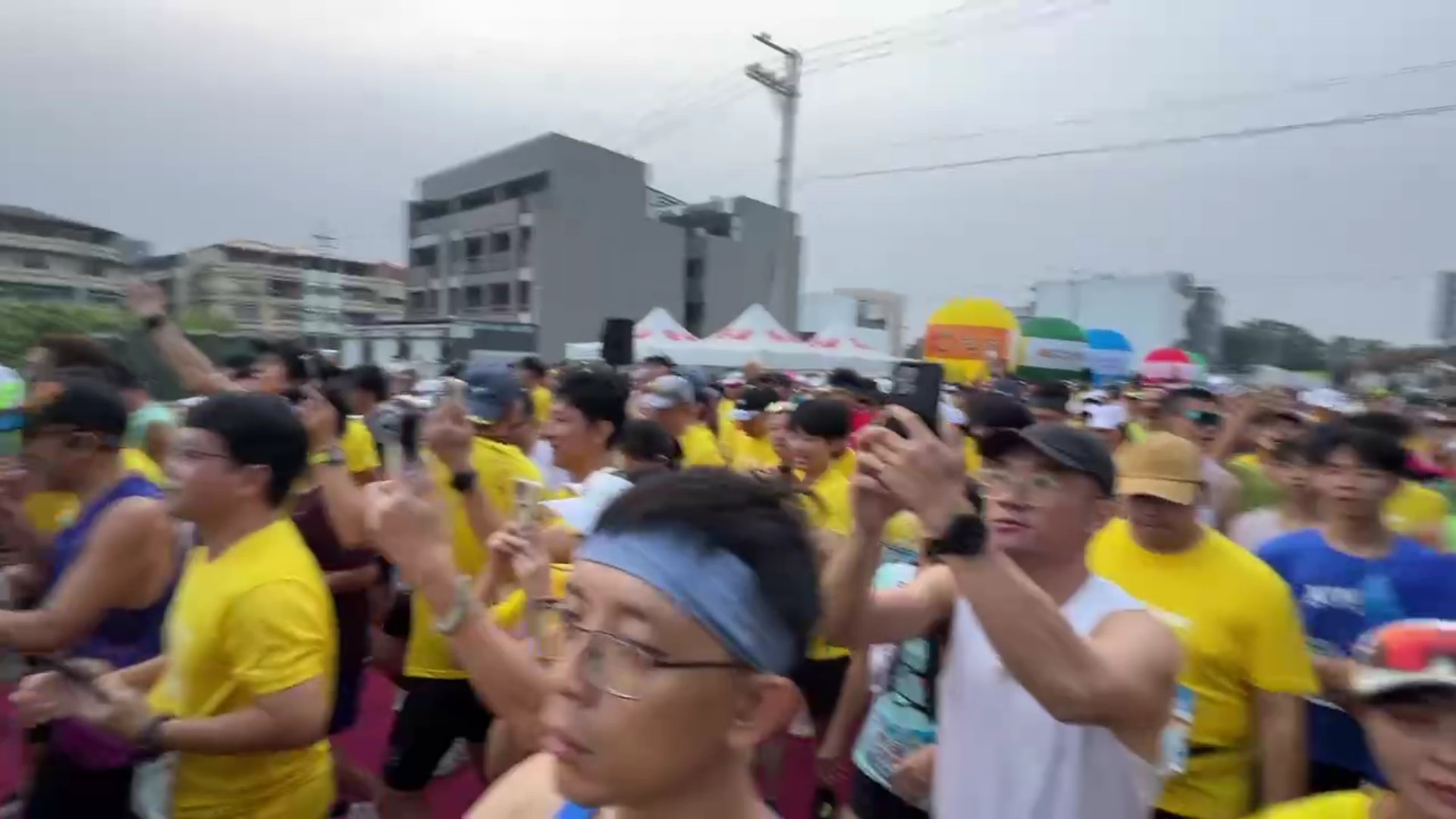 (有影片)/太驚險!62歲男跑「田中馬」途中昏倒 消防3分鐘救回一命 - https://www.watchmedia01.com