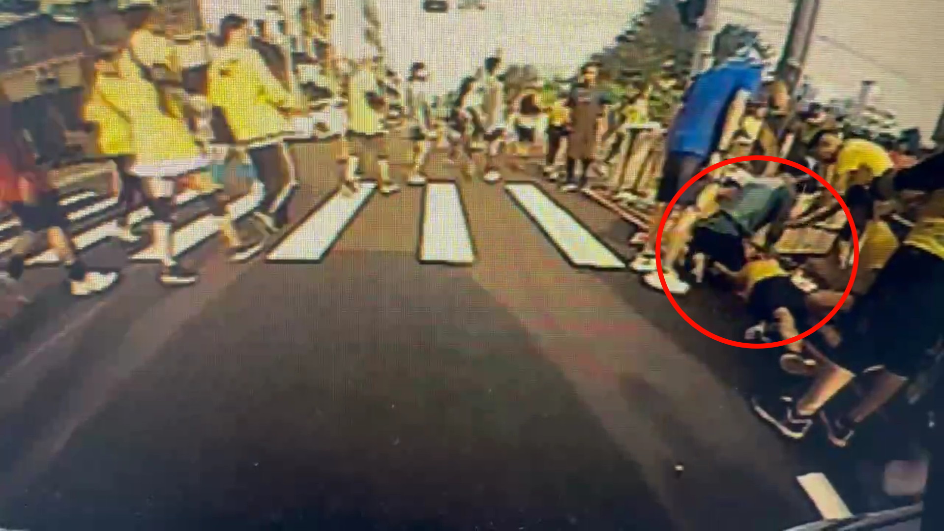 (有影片)/太驚險!62歲男跑「田中馬」途中昏倒 消防3分鐘救回一命 - https://www.watchmedia01.com