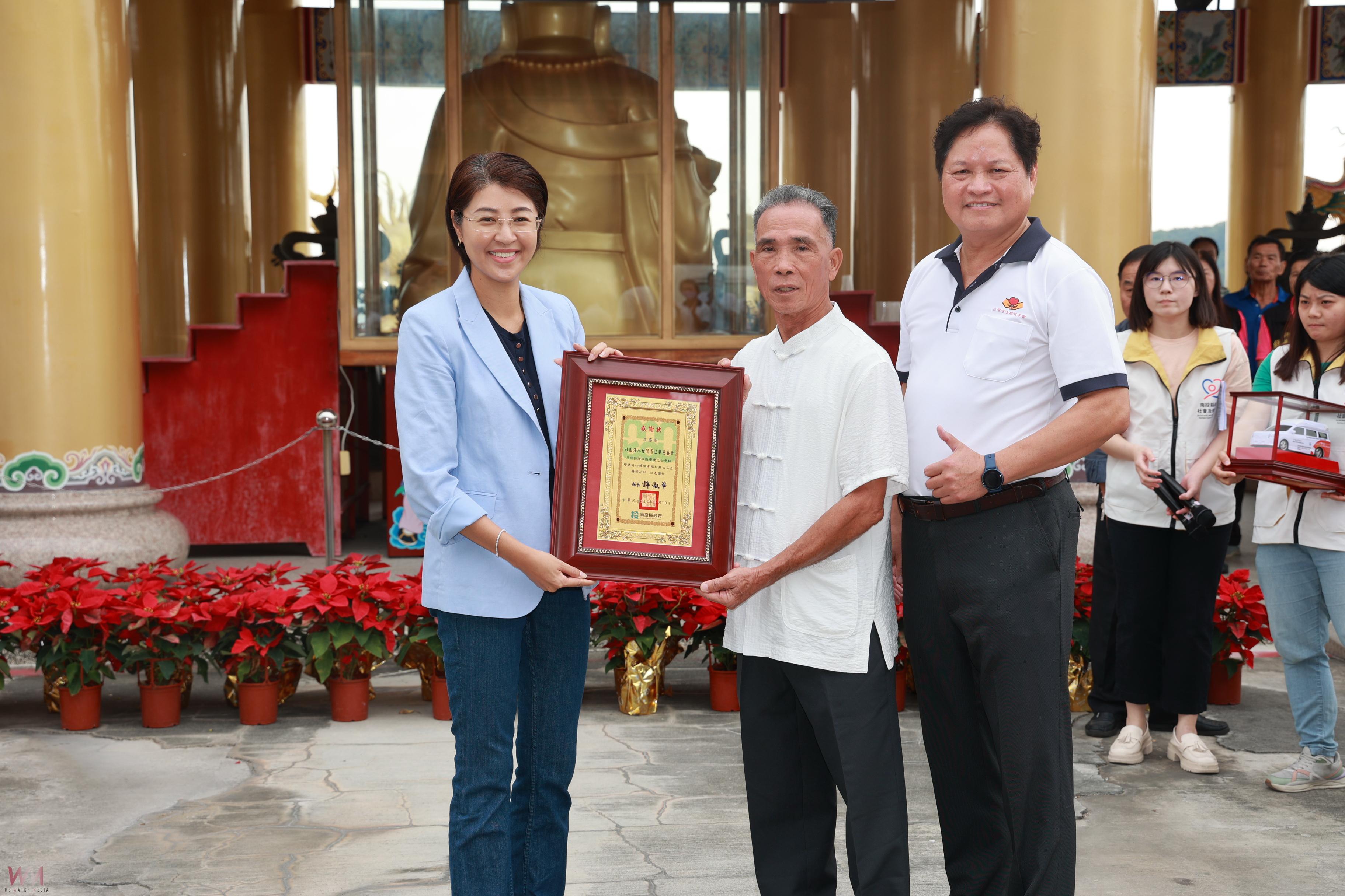 中寮法華寺花壇奉天宮捐贈兩輛復康巴士　南投縣府頒感謝狀答謝 - https://www.watchmedia01.com