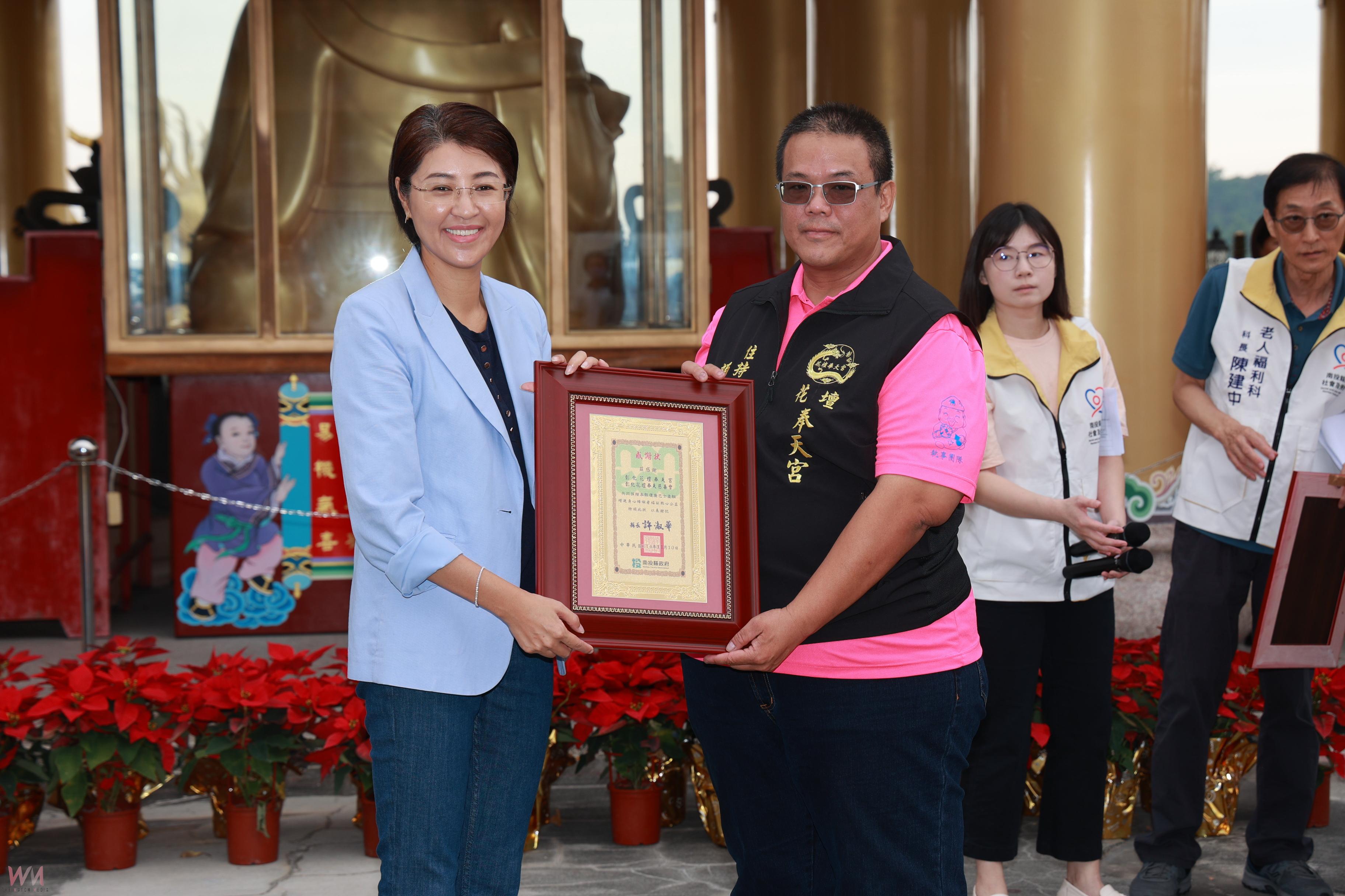 中寮法華寺花壇奉天宮捐贈兩輛復康巴士　南投縣府頒感謝狀答謝 - https://www.watchmedia01.com