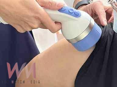 右手痛到無法舉起　嘗試體外震波治療 回工作崗位輕鬆操刀設計髮型 - https://www.watchmedia01.com