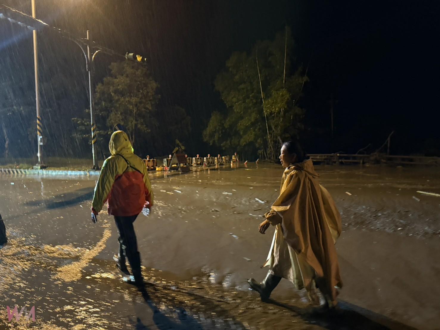 鳳凰颱風挾東北季風肆虐　馬太鞍溪暴漲沖垮台9線便道 - https://www.watchmedia01.com