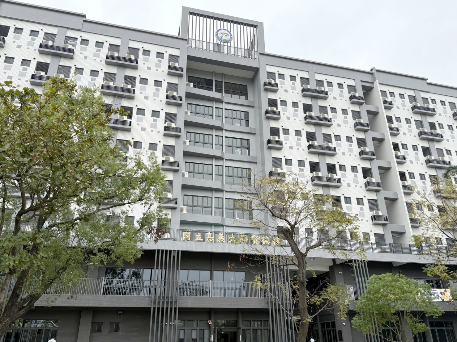 嘉大新地標「賢德樓」啟用　學生宿舍融合人文關懷與永續設計 - https://www.watchmedia01.com