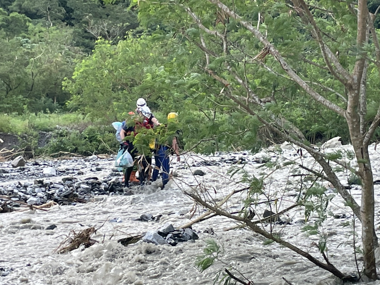 （有影片）豪雨致蘇澳白米溪暴漲民眾受困 消防局緊急搶救脫困 - https://www.watchmedia01.com