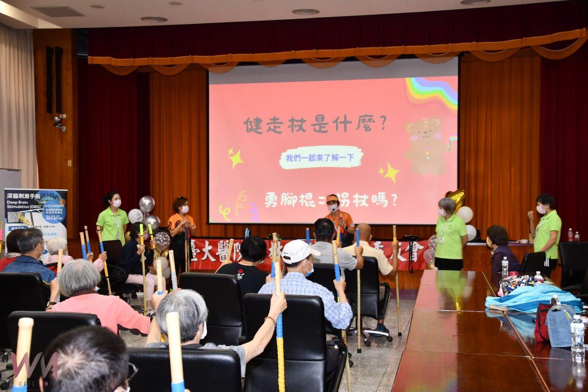 臺大醫院雲林分院巴金森病友會健走杖活動登場 助病友穩健行走找回自信與活力 - https://www.watchmedia01.com