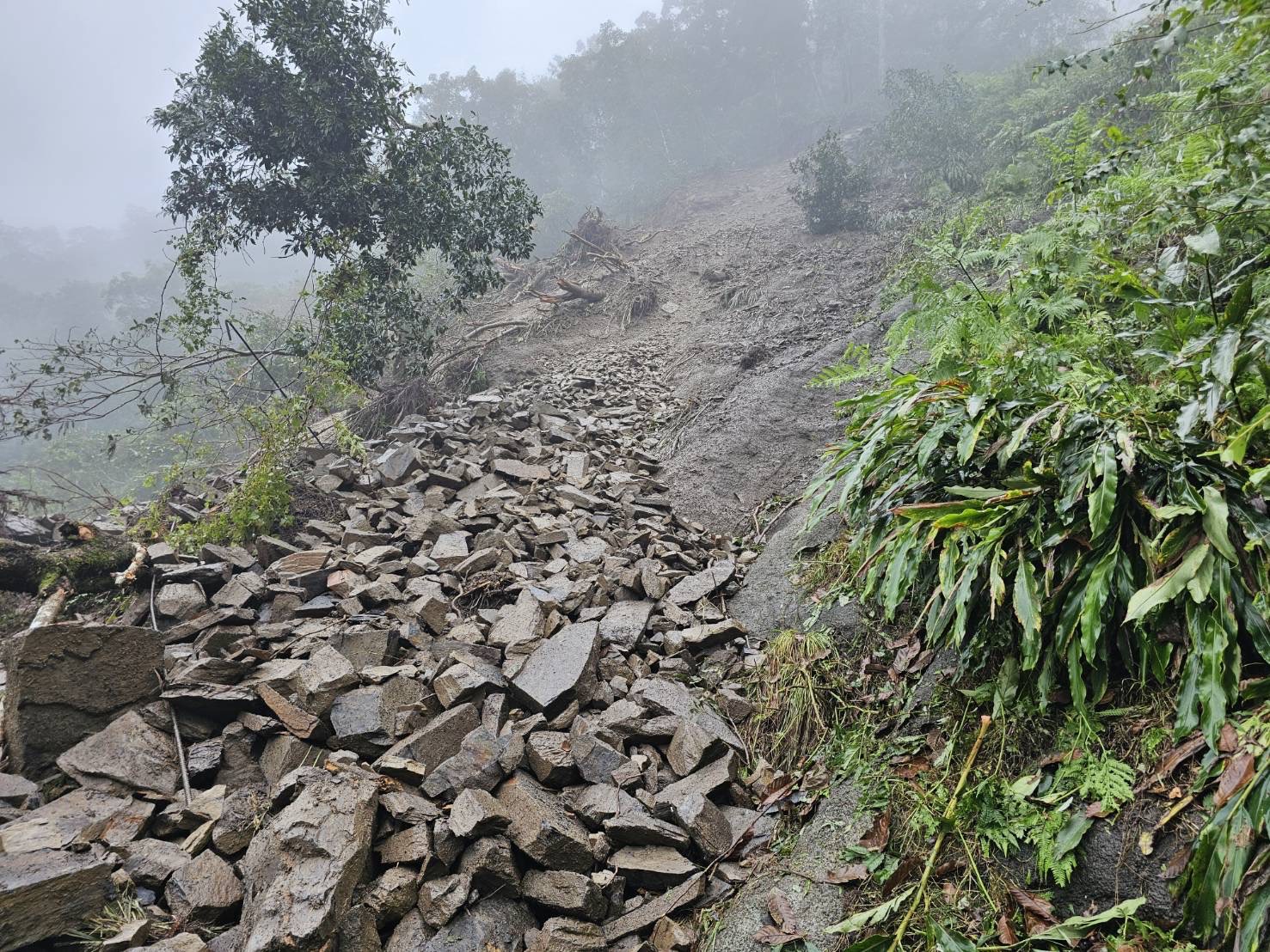 「快訊」太平山區內道路突坍塌 今（14）日延後至12點開園 - https://www.watchmedia01.com