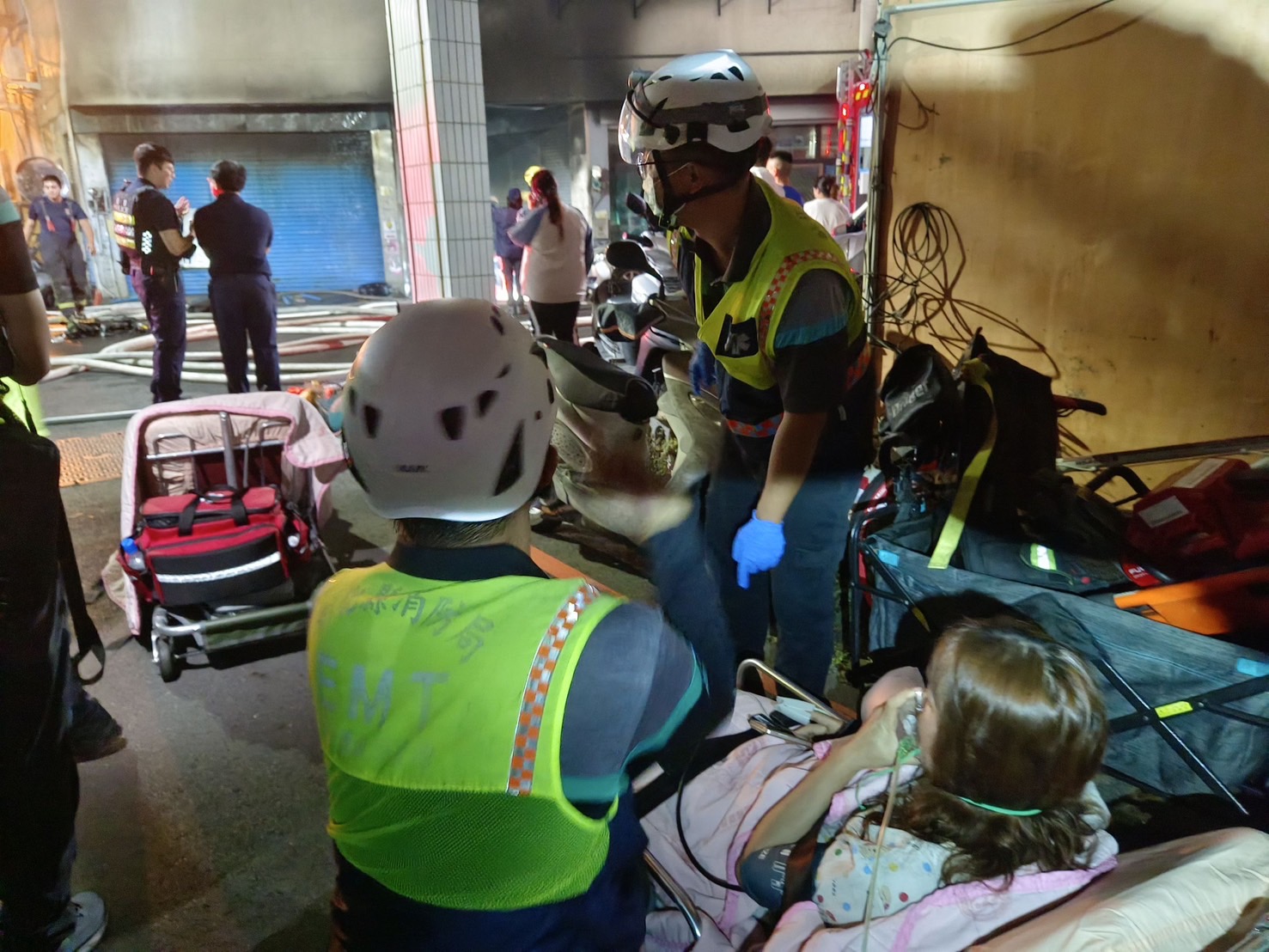 彰化市5樓老公寓深夜惡火!濃煙灌樓17人嗆傷送醫 - https://www.watchmedia01.com