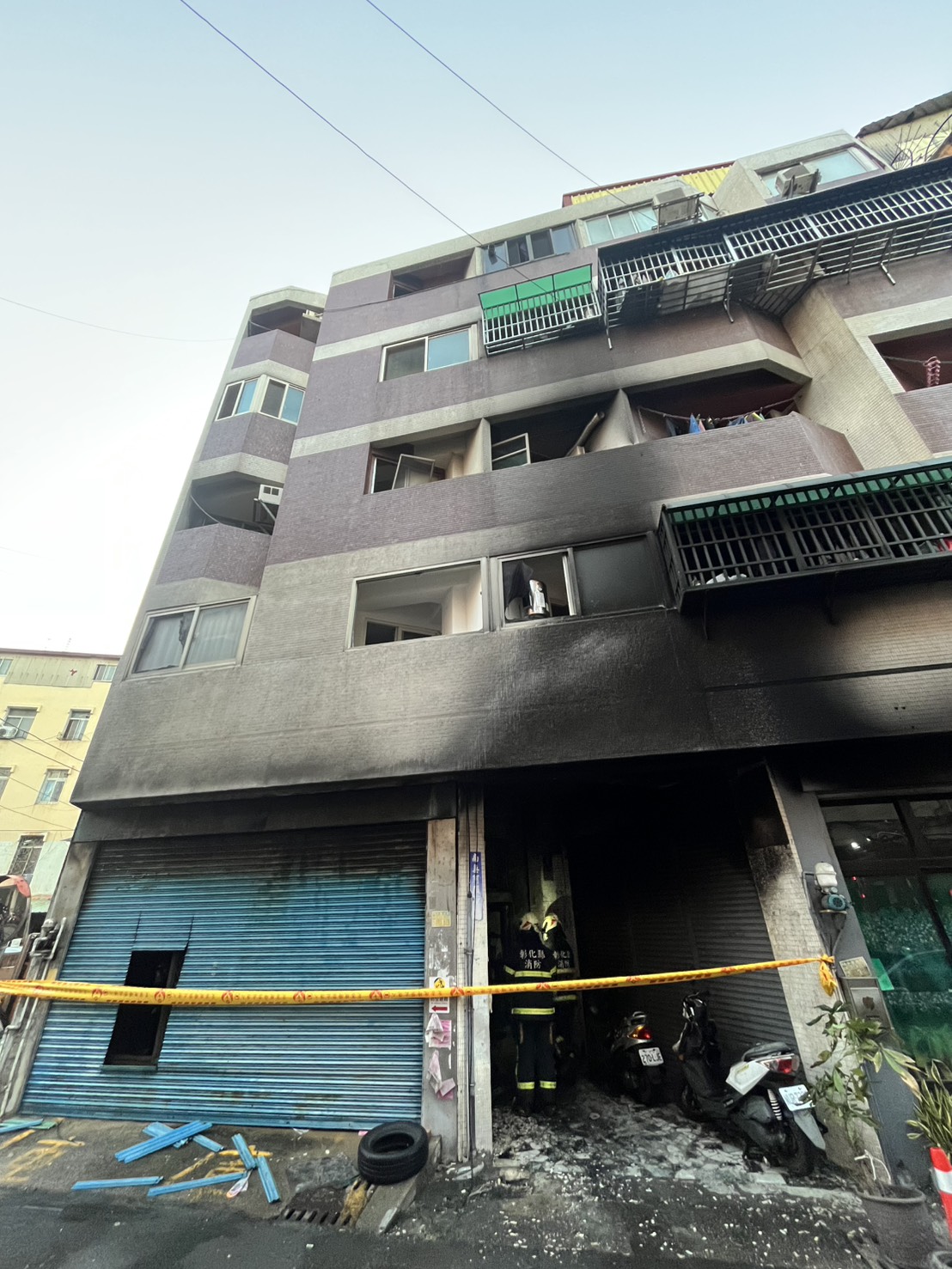 彰化市5樓老公寓深夜惡火!濃煙灌樓17人嗆傷送醫 - https://www.watchmedia01.com