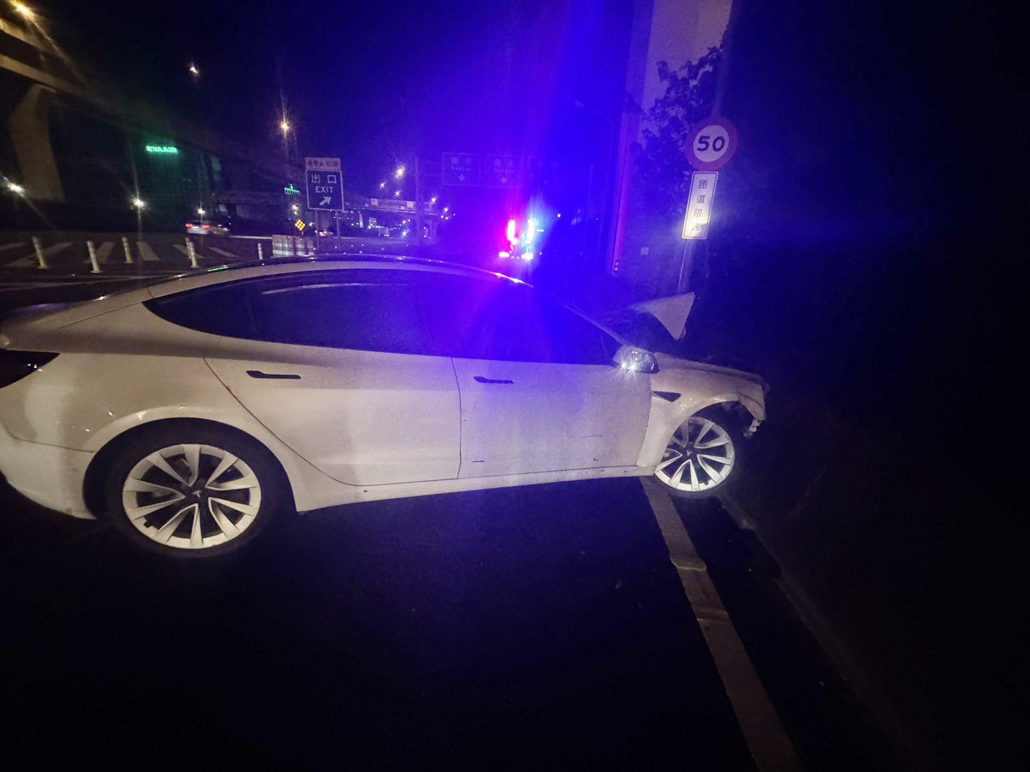 國道1號深夜驚魂 小客車南崁匝道變換車道不慎自撞護欄 - https://www.watchmedia01.com