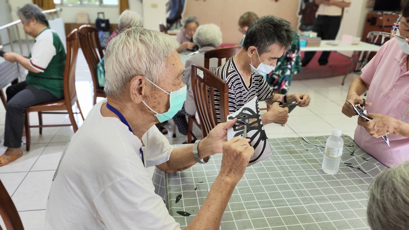 (有影片)/彰化榮家長輩創意迸發 手作剪紙蝴蝶繽紛飛舞 - https://www.watchmedia01.com