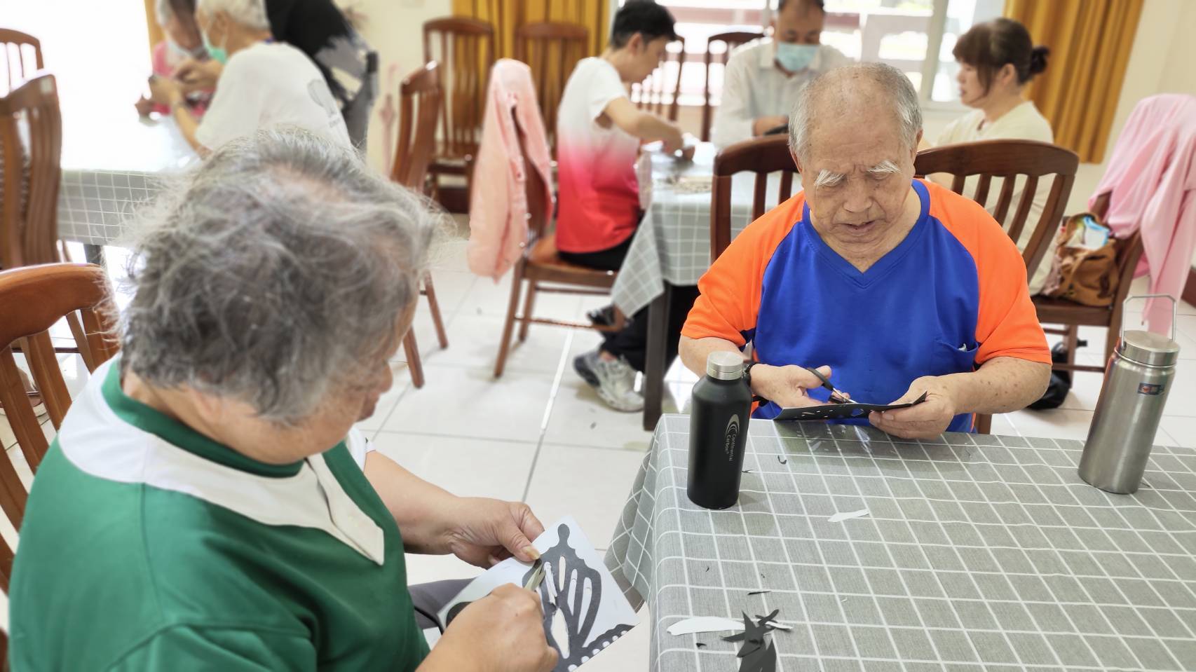 (有影片)/彰化榮家長輩創意迸發 手作剪紙蝴蝶繽紛飛舞 - https://www.watchmedia01.com