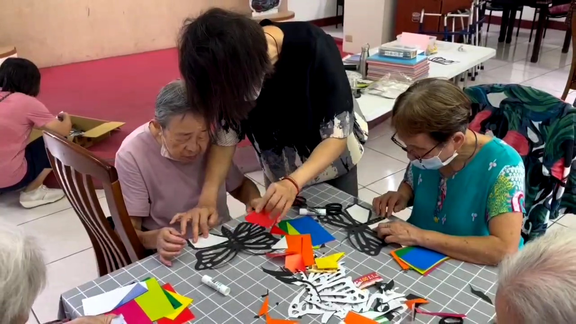 (有影片)/彰化榮家長輩創意迸發 手作剪紙蝴蝶繽紛飛舞 - https://www.watchmedia01.com