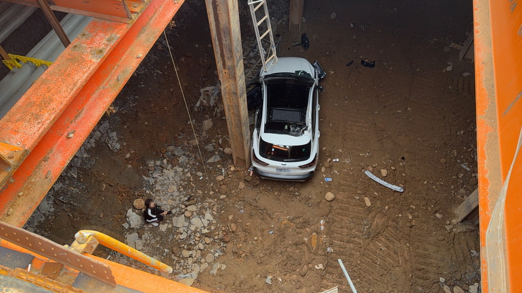 桃園八德驚險意外！小客車衝入 8 米深工地　駕駛幸無大礙 - https://www.watchmedia01.com