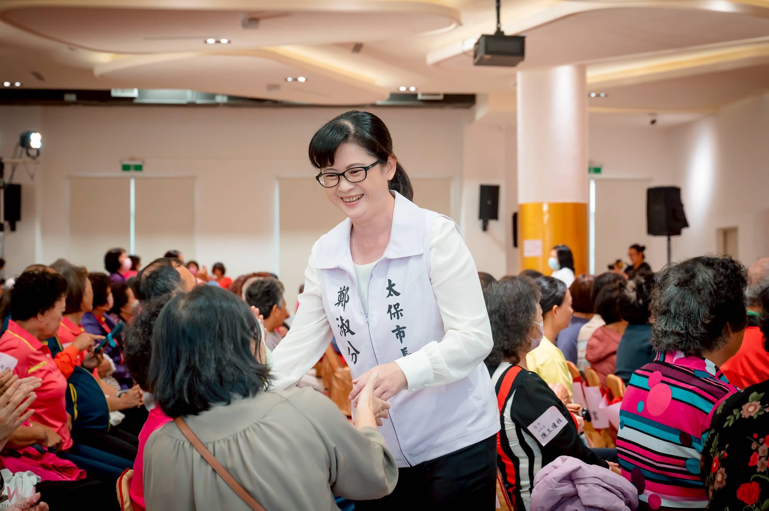 嘉義縣太保市鄭淑分市長為讓長輩秀出創意能量，打造太保在地健康生活圈，盛大舉辦第三屆「長輩才藝秀」及「最繪就是您」長輩繪畫徵件頒獎典禮。（圖/太保市公所提供）