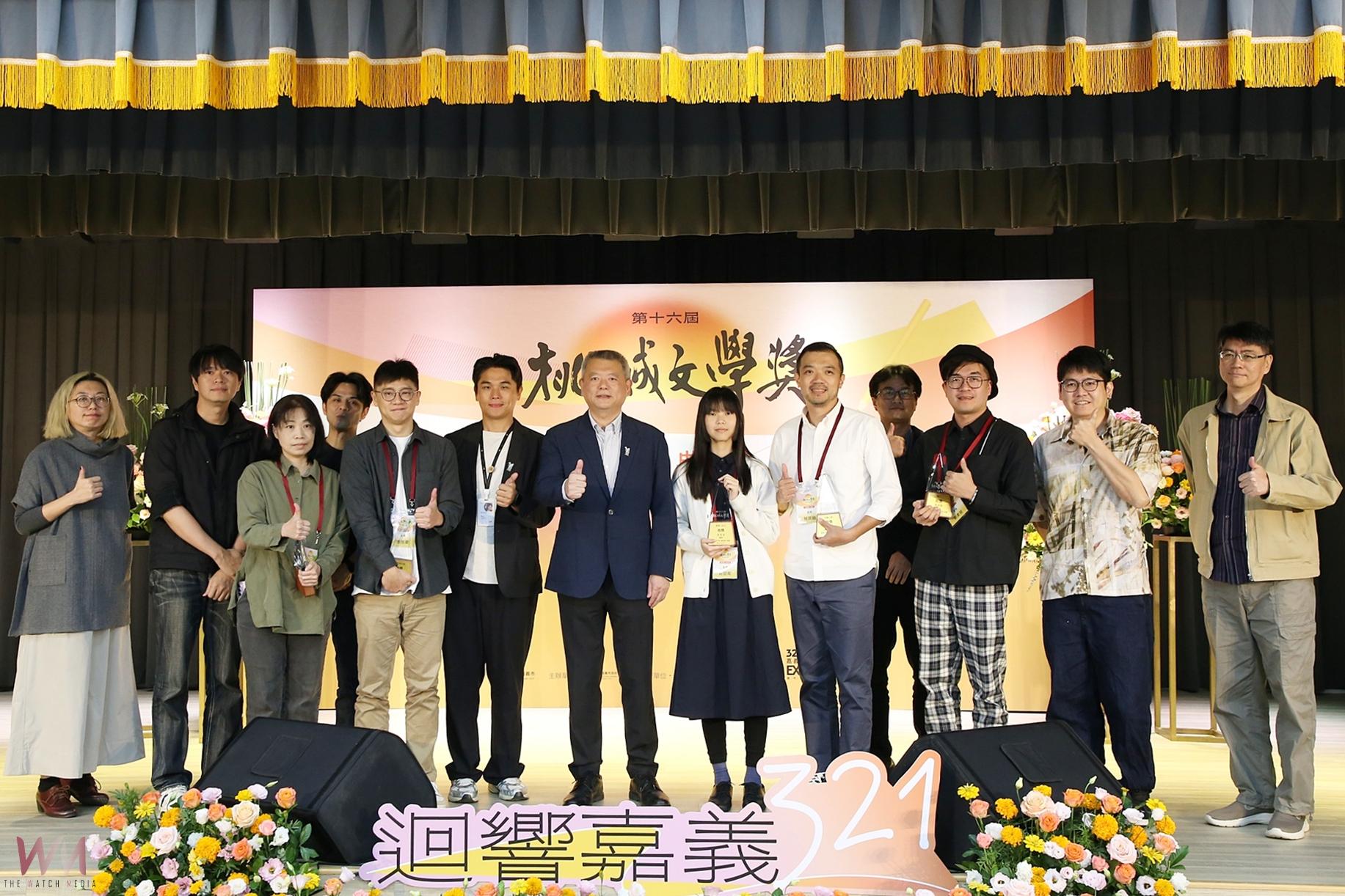 嘉義市政府舉行「第16屆桃城文學獎頒獎典禮」，副市長林瑞彥代表黃敏惠市長頒發出總金額高達新台幣70萬元的獎金、獎座，共同見證得獎者的榮耀時刻。（圖/嘉義市政府提供）