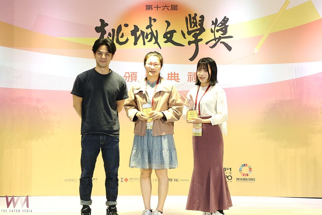 嘉義市政府舉行「第16屆桃城文學獎頒獎典禮」，副市長林瑞彥代表黃敏惠市長頒發出總金額高達新台幣70萬元的獎金、獎座，共同見證得獎者的榮耀時刻。（圖/嘉義市政府提供）