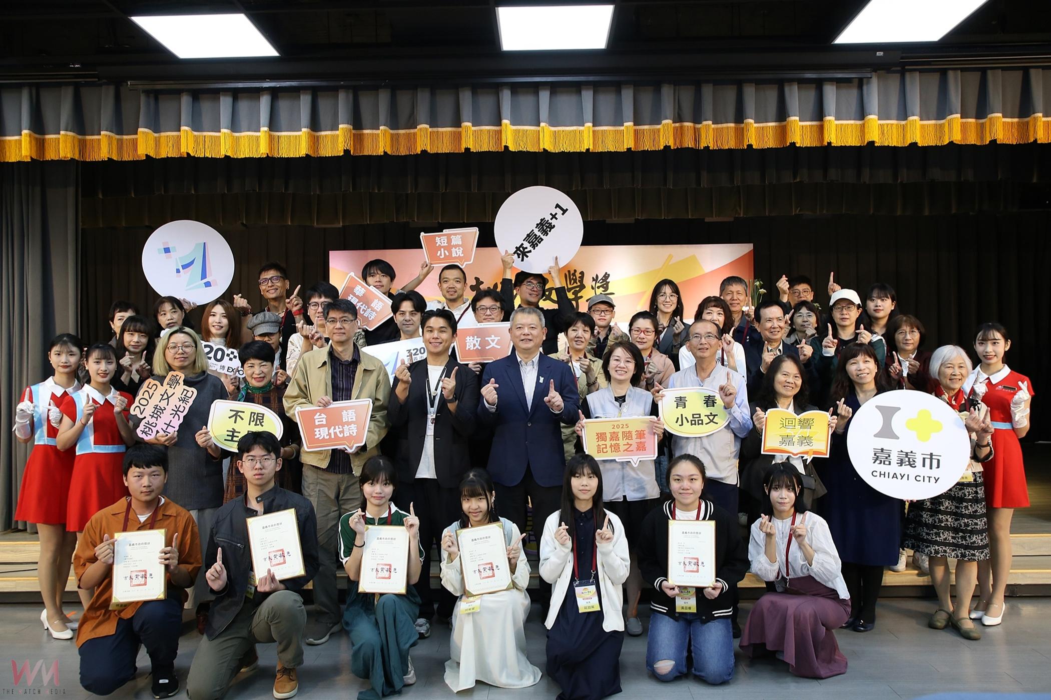 嘉義市政府舉行「第16屆桃城文學獎頒獎典禮」，副市長林瑞彥代表黃敏惠市長頒發出總金額高達新台幣70萬元的獎金、獎座，共同見證得獎者的榮耀時刻。（圖/嘉義市政府提供）