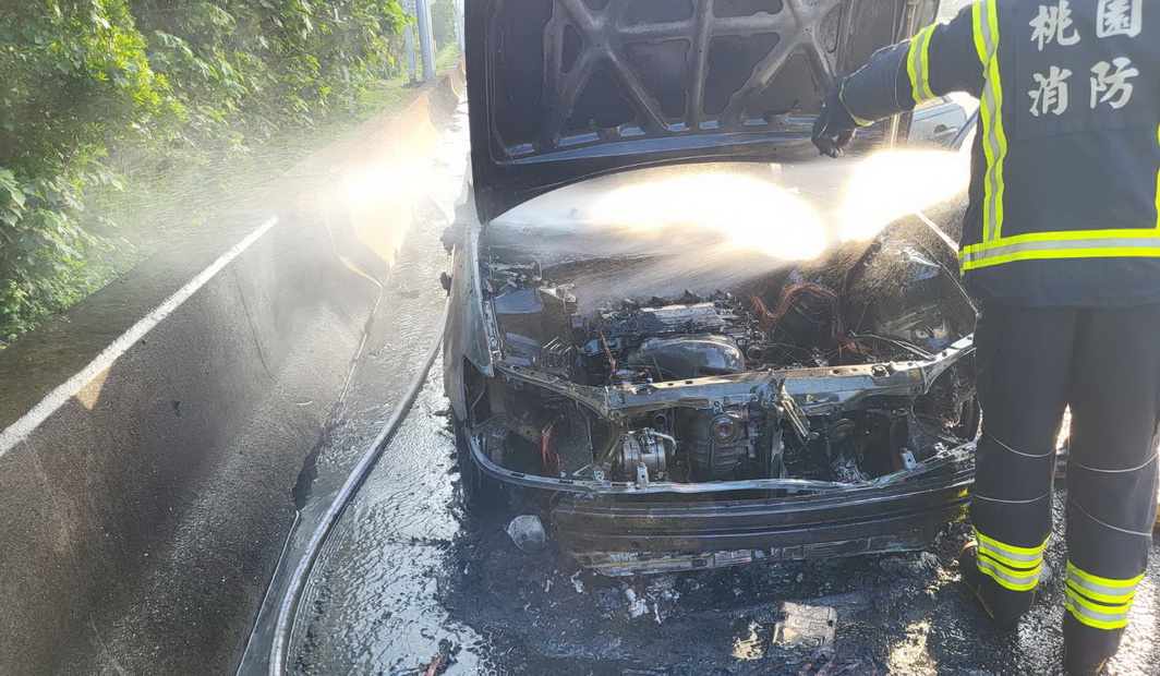 驚魂！國道1號68.3K小客車突竄火舌 駕駛及時逃生 - https://www.watchmedia01.com