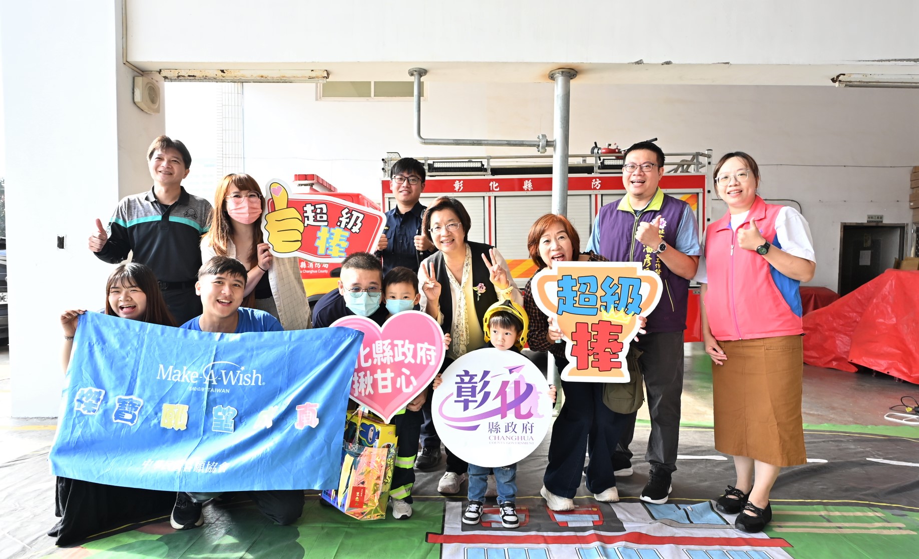 小小病童榤寶在警車與消防車間歡笑 完成心願圓夢日 - https://www.watchmedia01.com