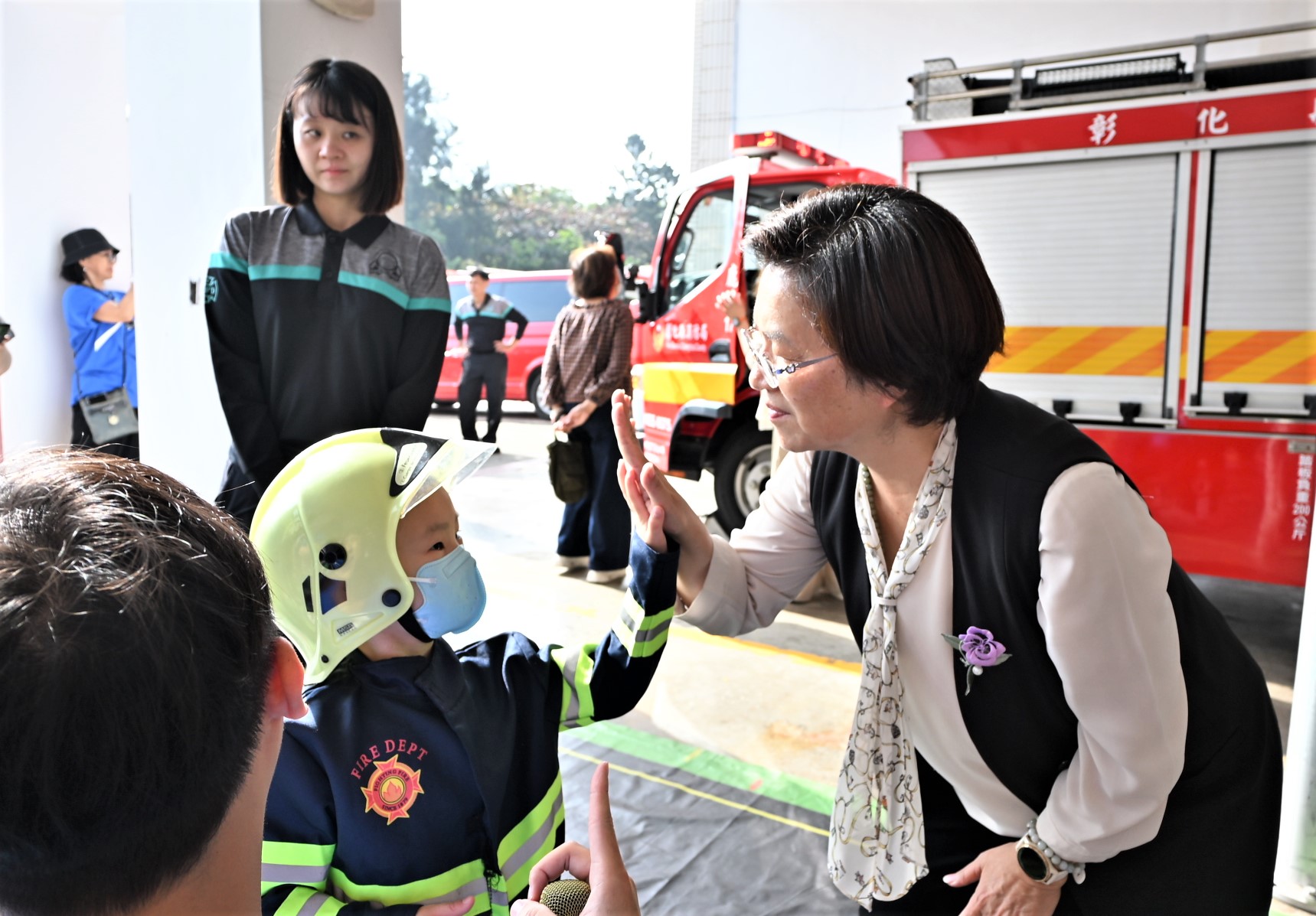 小小病童榤寶在警車與消防車間歡笑 完成心願圓夢日 - https://www.watchmedia01.com