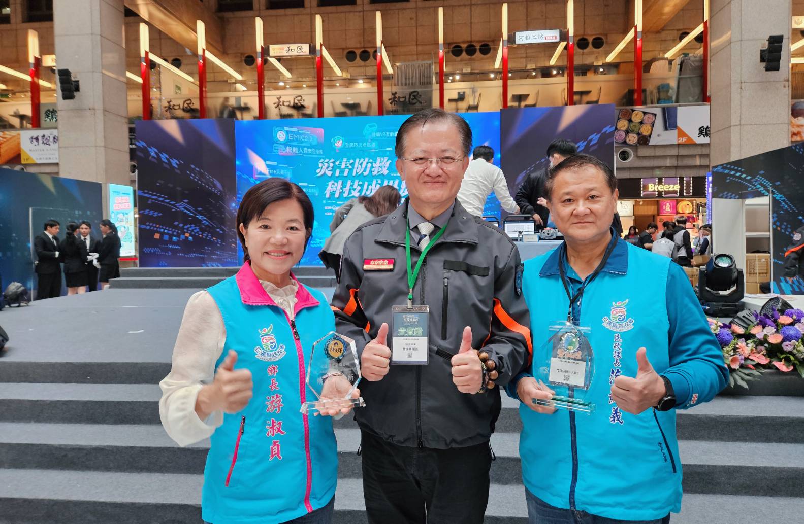 游淑貞（圖左）與消防署署長（圖中）合影，接受殊榮。吉安鄉公所/提供
