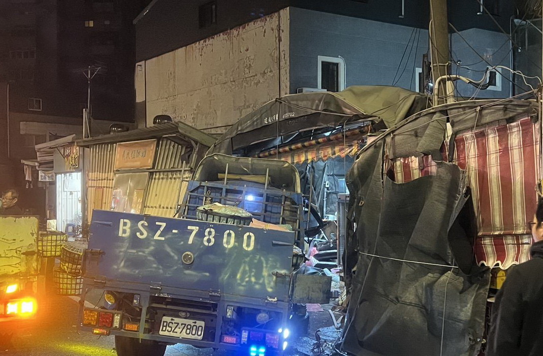 桃園市平鎮區清晨驚傳車禍 停放機車遭殃、五人受傷 - https://www.watchmedia01.com