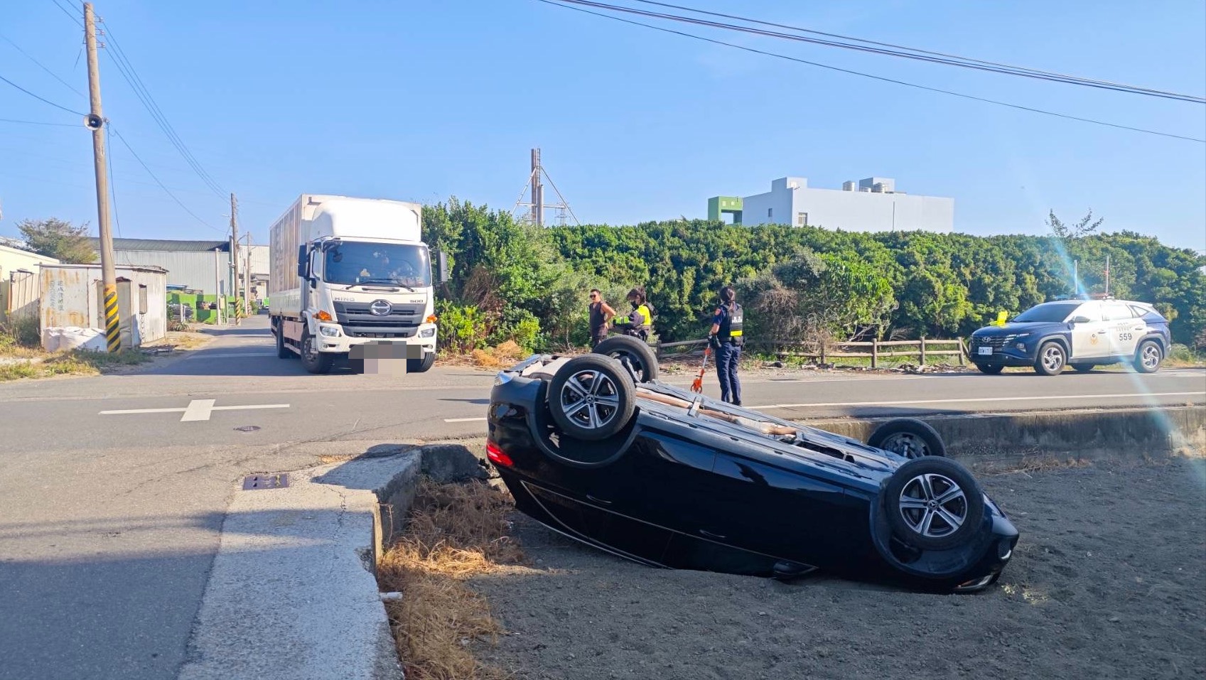 （有影片）／十字路口驚魂！賓士休旅車誤判路況「倒栽蔥」掉田 - https://www.watchmedia01.com