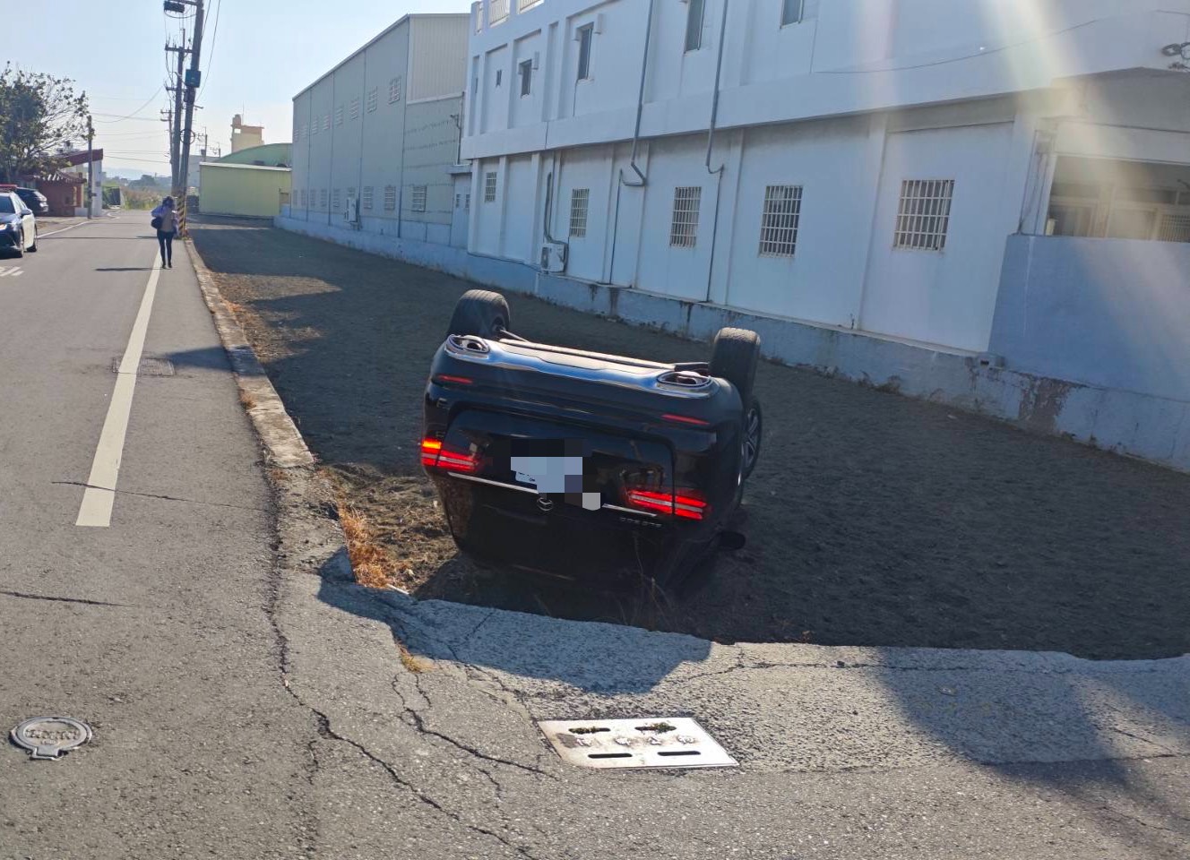 （有影片）／十字路口驚魂！賓士休旅車誤判路況「倒栽蔥」掉田 - https://www.watchmedia01.com