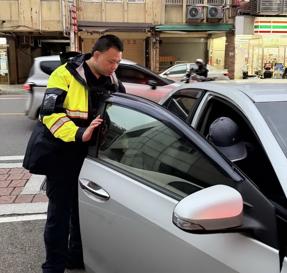 老翁買菜代步車沒電又找不到家　大園分局警暖心協助平安回家 - https://www.watchmedia01.com