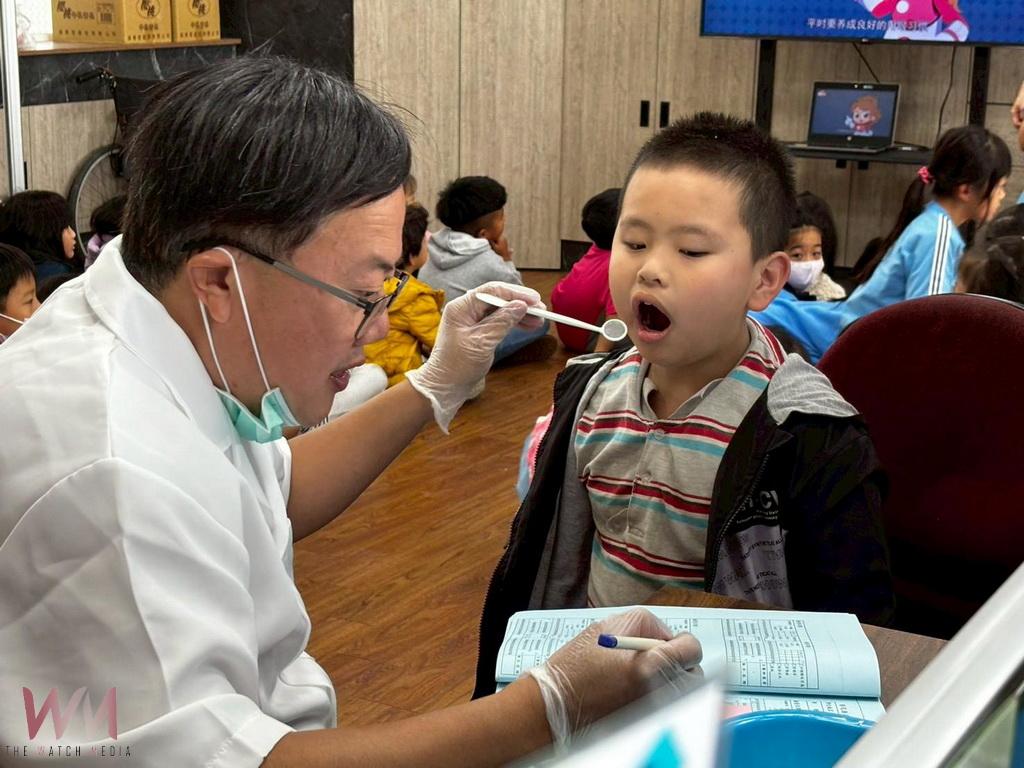 學童不再怕看牙 牙醫院長楊曜聰走進校園陪孩子克服恐懼 - https://www.watchmedia01.com