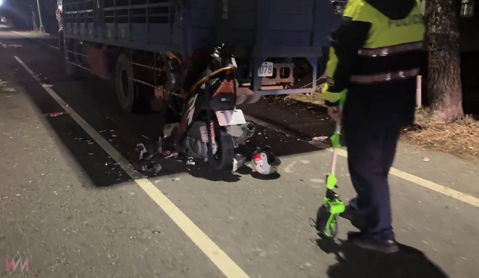 （有影片）／斗六騎士疑自撞違停大貨車　受困車底搶救不治身亡 - https://www.watchmedia01.com