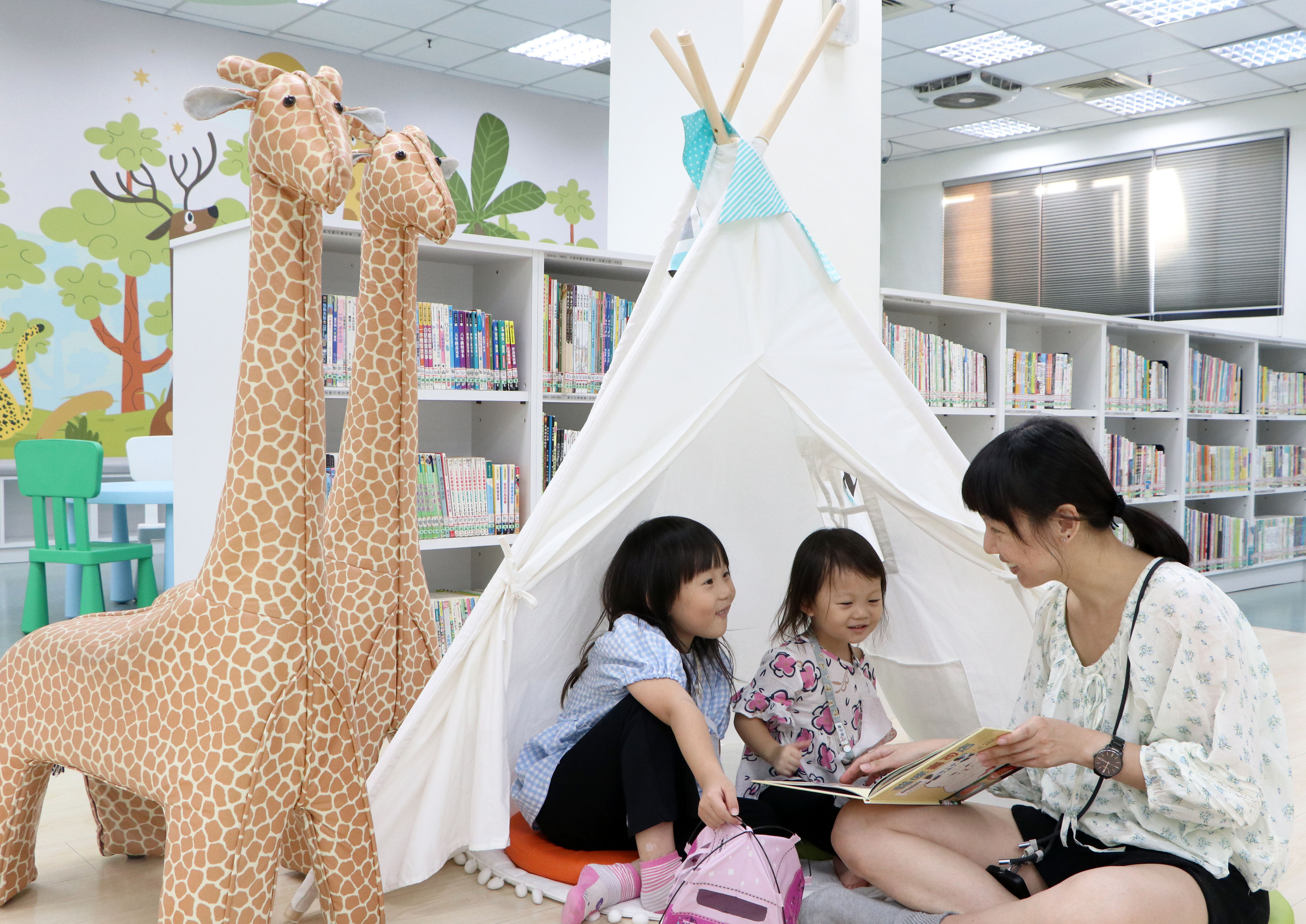 中和員山分館重新啟用　打造休閒感露營風閱讀角 - https://www.watchmedia01.com