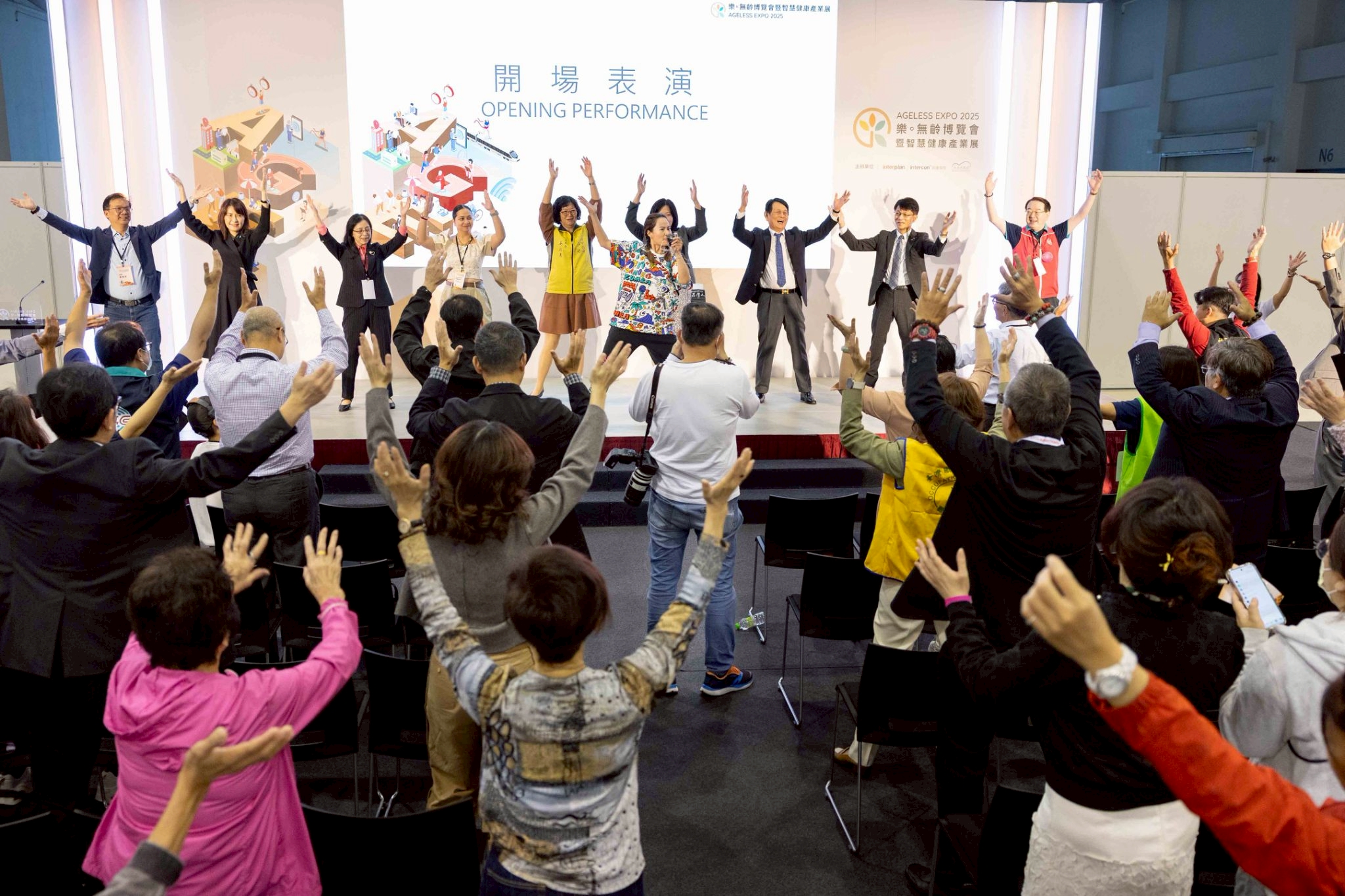 開幕典禮由健身工廠專業教練帶動健身操揭幕,與貴賓及民眾一起動起來。(圖主辦單位提供)