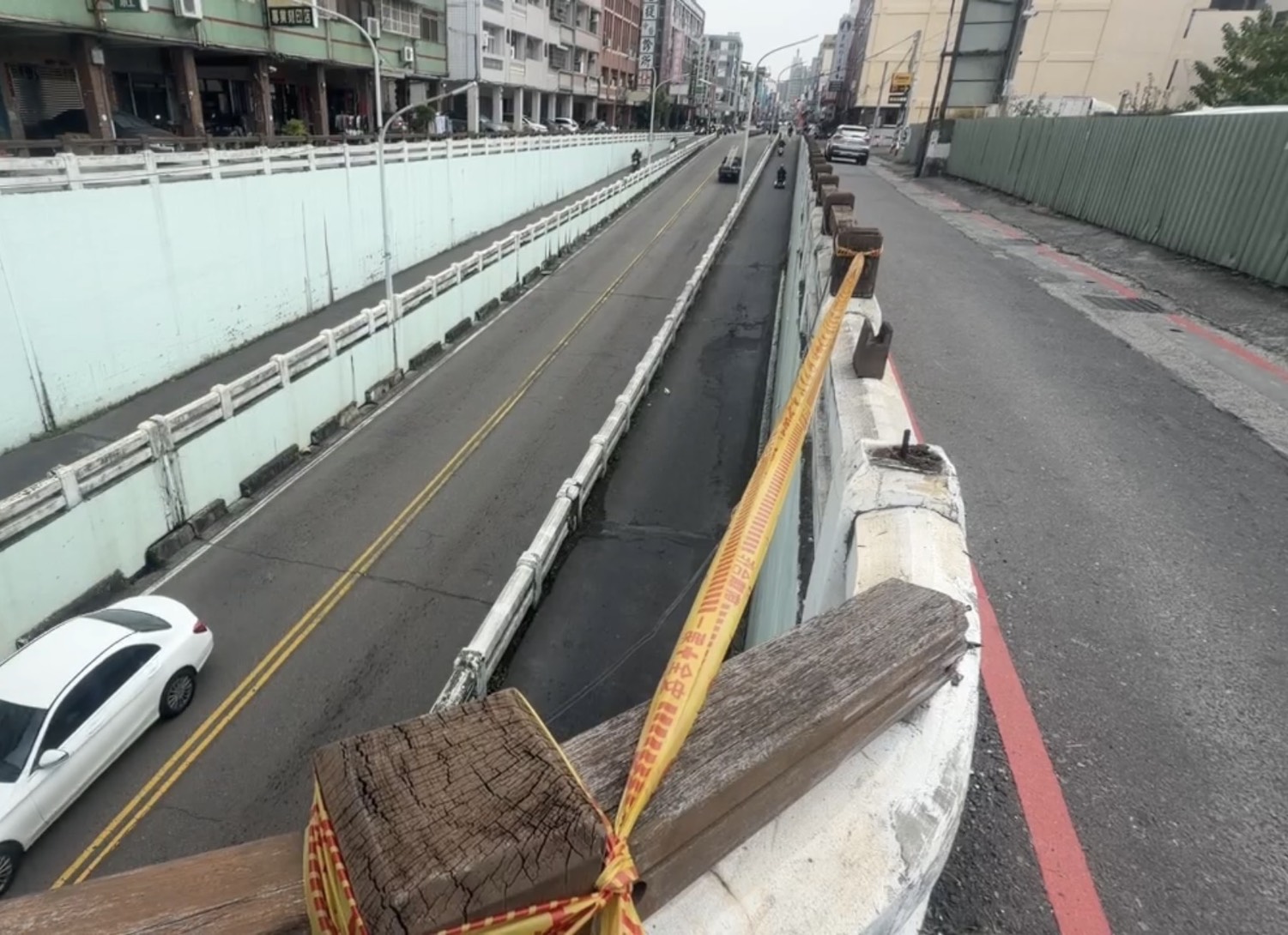 「差點要人命！」大貨車撞斷護欄　大木棍從天落下砸機車道 - https://www.watchmedia01.com