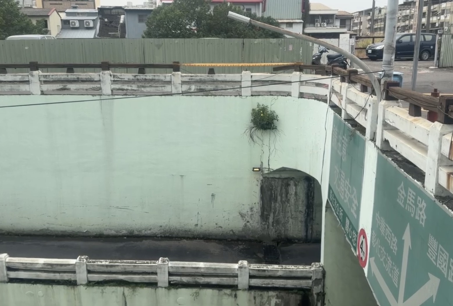 「差點要人命！」大貨車撞斷護欄　大木棍從天落下砸機車道 - https://www.watchmedia01.com