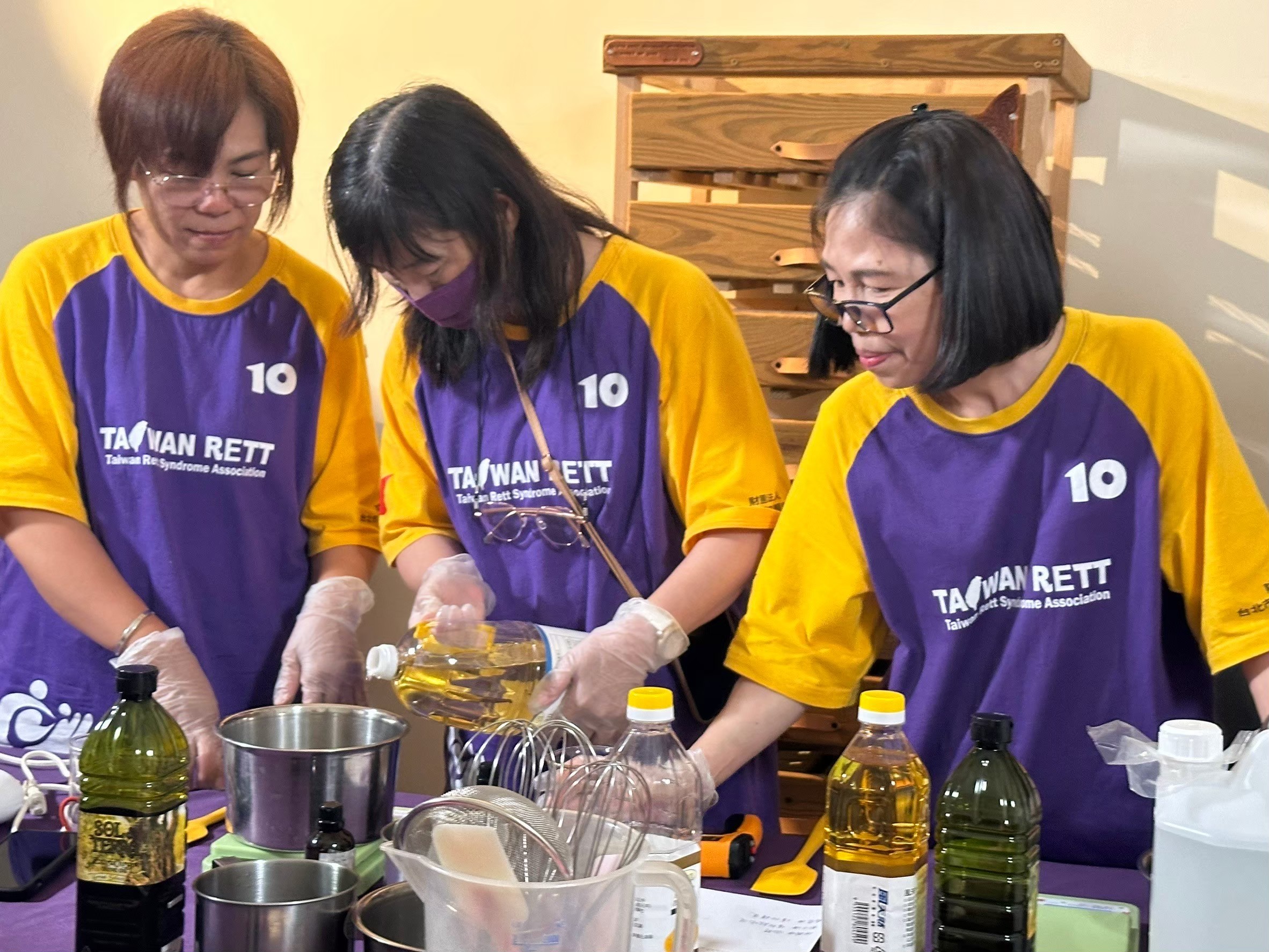 藍染抱枕、手工皂暖心義賣　頂新和德邀民眾支持弱勢 - https://www.watchmedia01.com