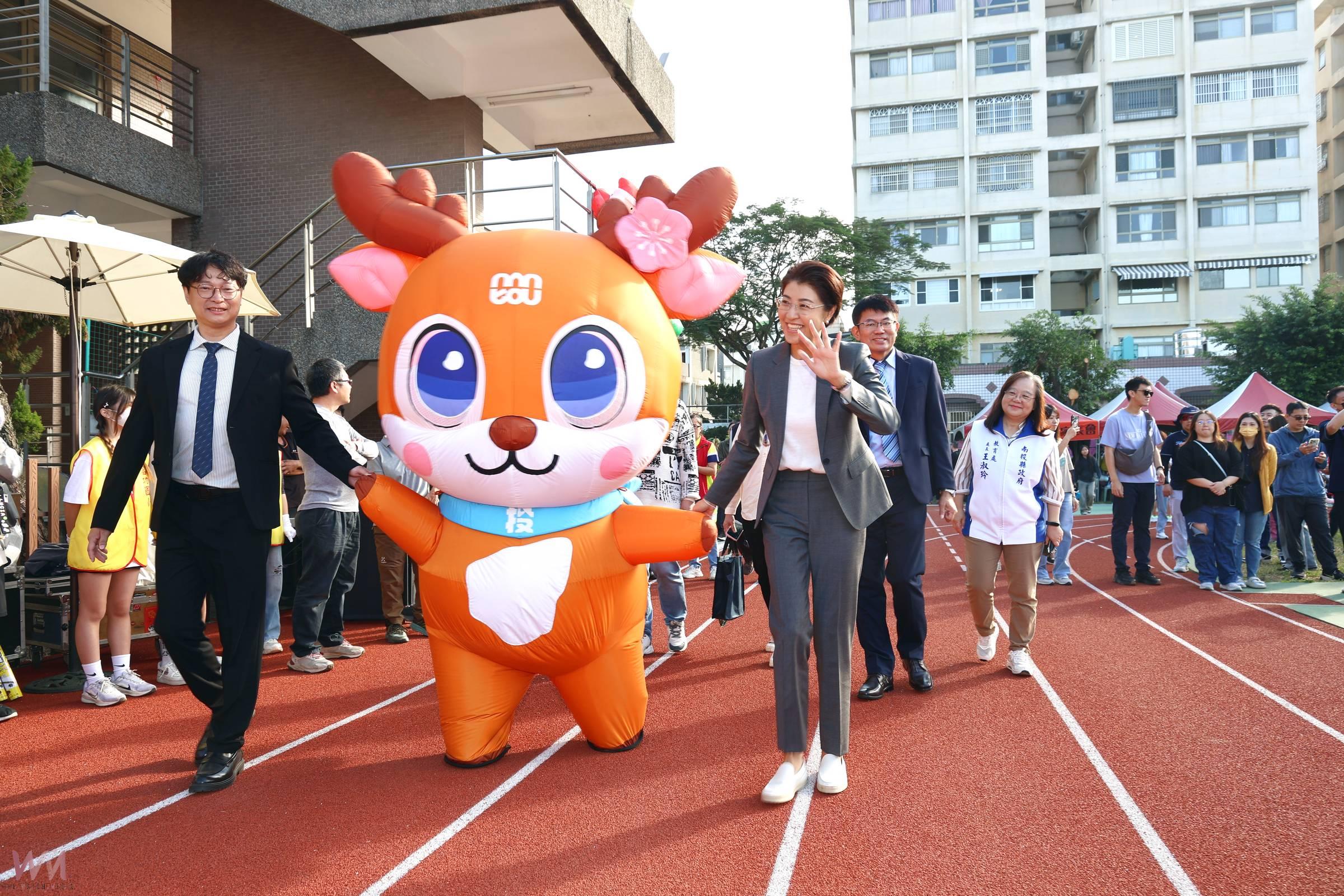 草屯富功國小嶄新跑道啟用!南投縣長許淑華感謝爭取 - https://www.watchmedia01.com