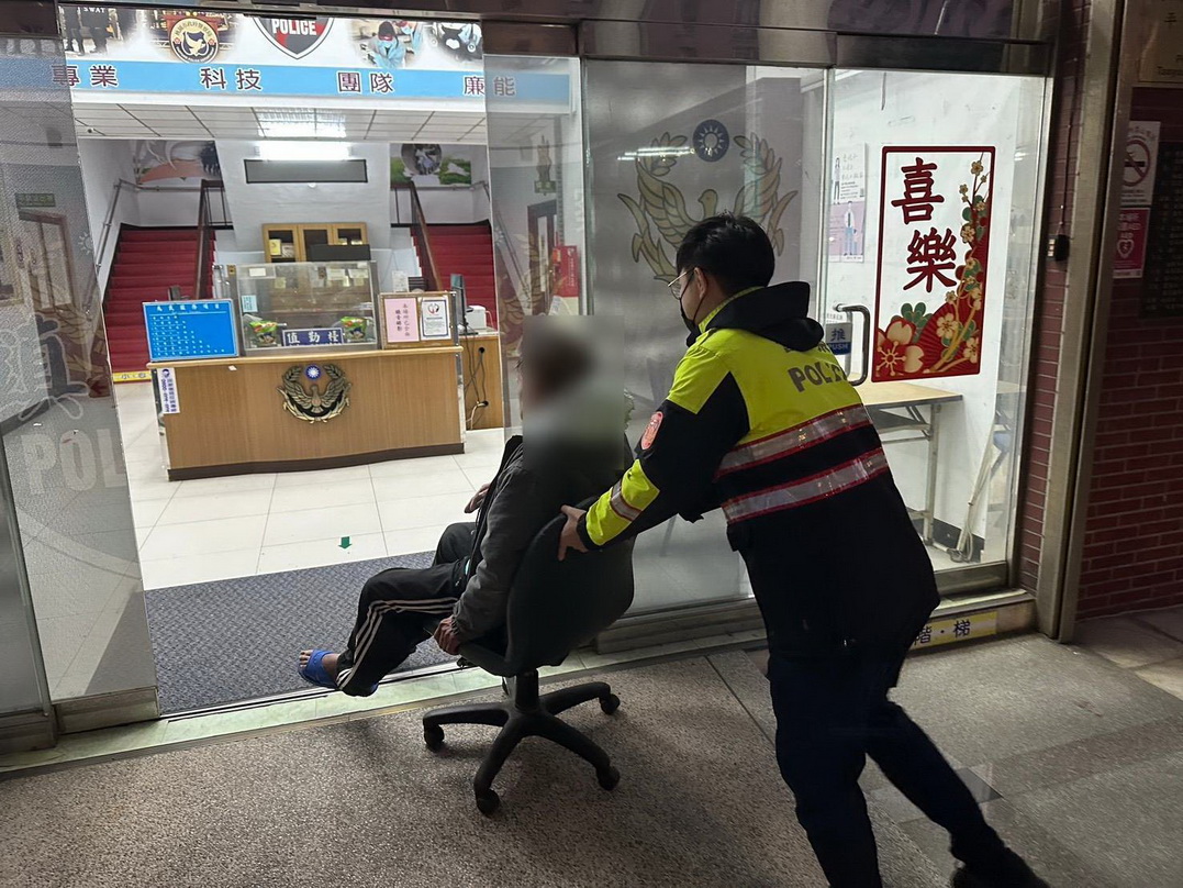 思親跨縣市迷路 平鎮分局暖警細心照護老翁返家 - https://www.watchmedia01.com