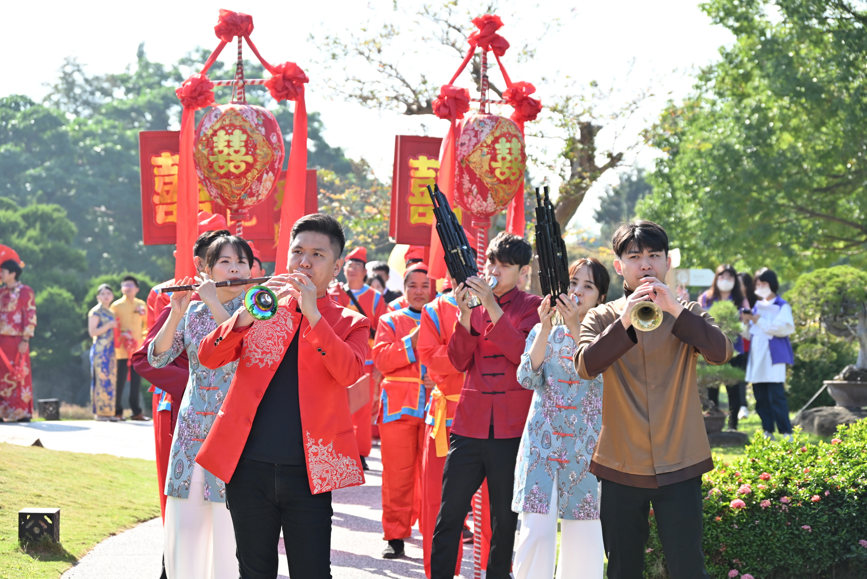 （有影片）／紅毯、禮鼓超吸睛！彰化42對新人在成美文化園喜嫁娶 - https://www.watchmedia01.com