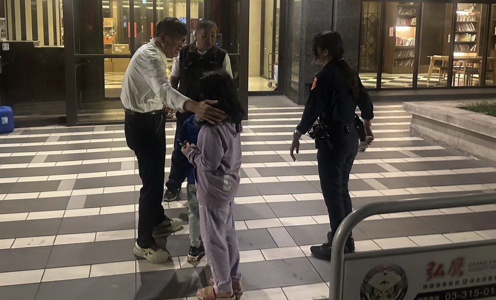 迷失路口的兩張小臉 平鎮宋屋所員警細心護回家 - https://www.watchmedia01.com