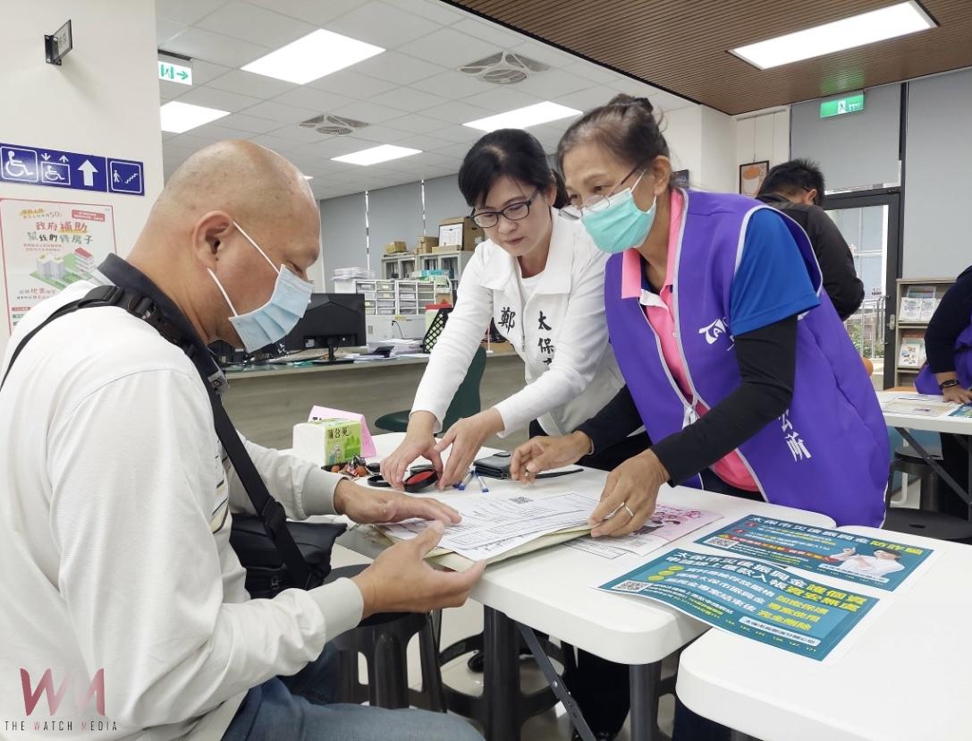 太保市長鄭淑分（中）親切的協助鄉親們辦理災後振興金申請。（圖/太保市公所提供）