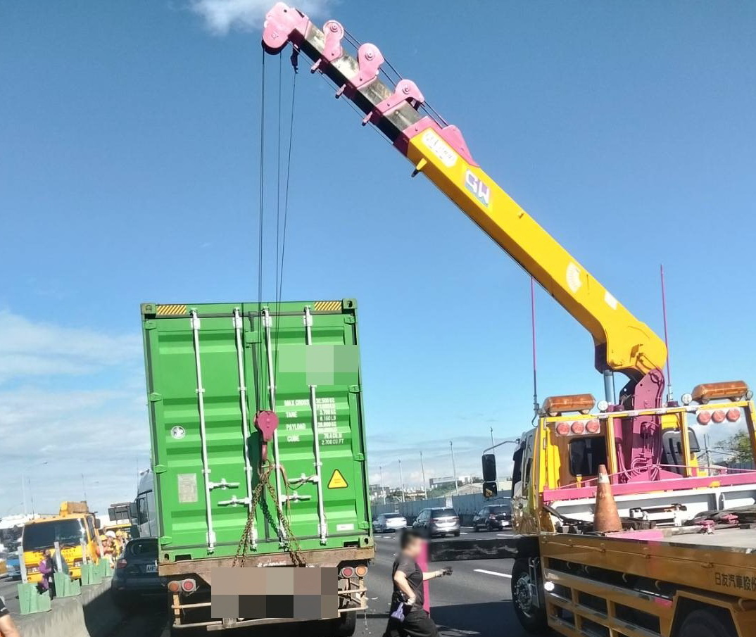 國道1號中壢路段爆胎事故無傷亡　雙向回堵近5公里 - https://www.watchmedia01.com