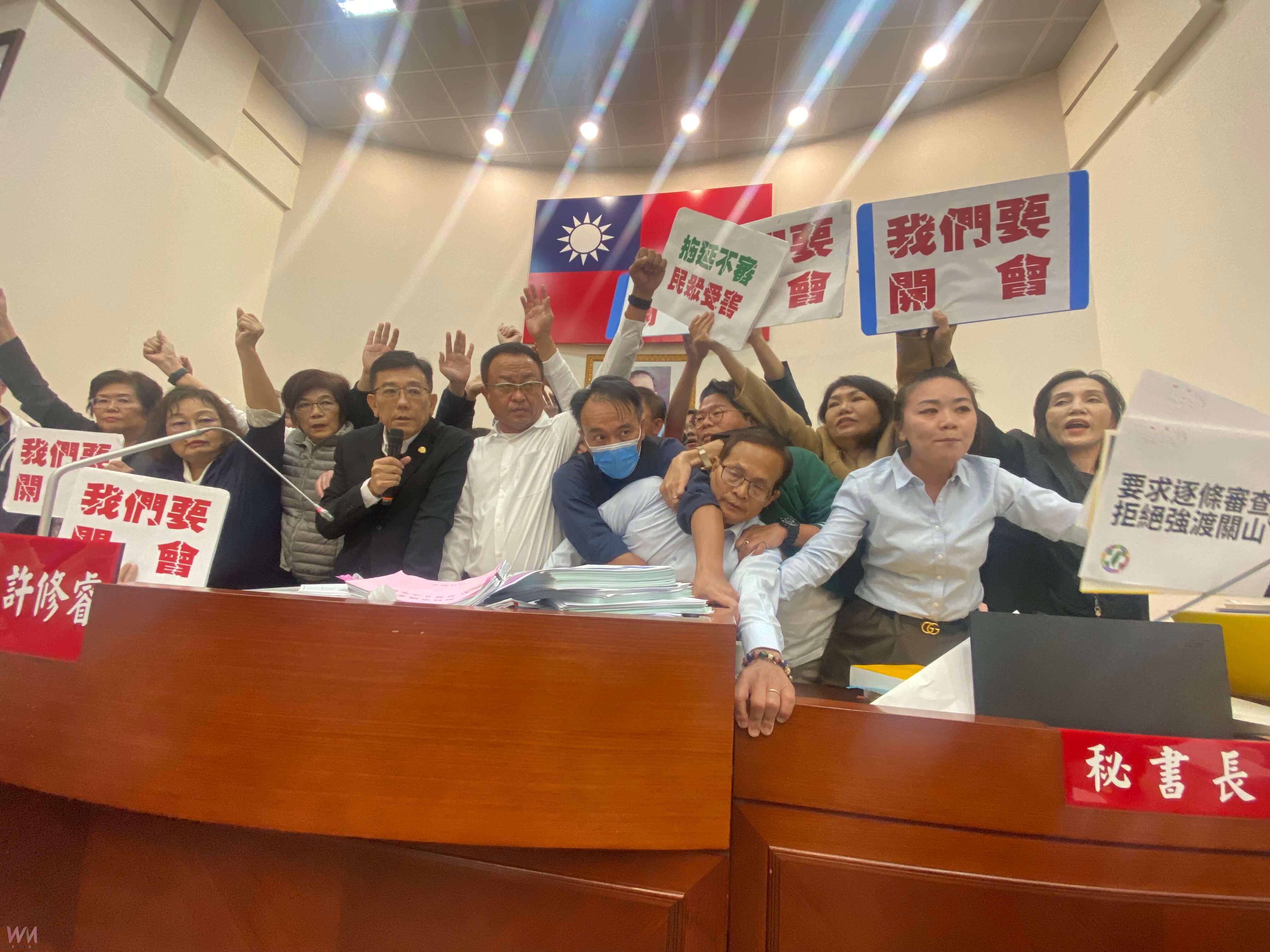 不滿包裹式審查明年總預算 竹市議會綠議員霸占主席台癱瘓議事廳 - https://www.watchmedia01.com