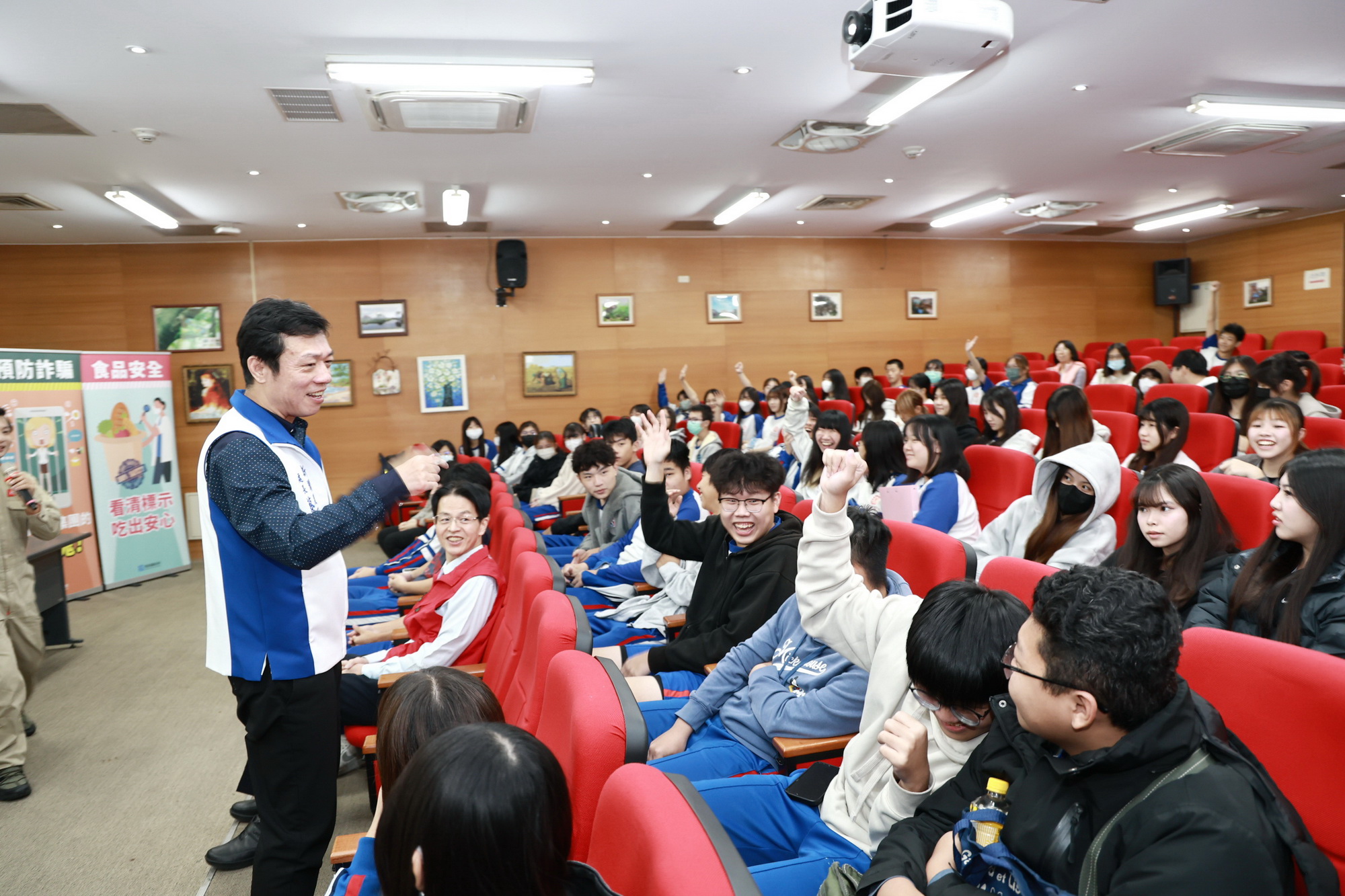 南投縣府前進校園多元政令宣導 邀請藝人逗趣互動 - https://www.watchmedia01.com