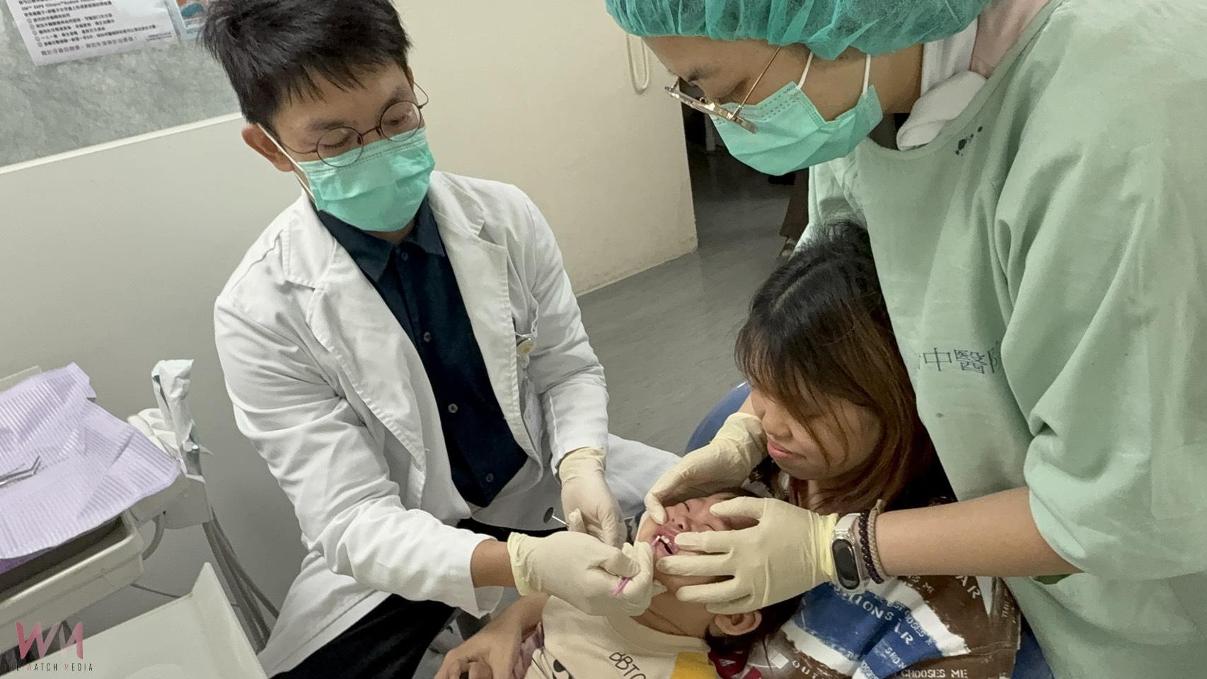 台中醫院提供友善護牙環境　孕媽咪帶2歲兒一起塗氟 牙齒有氟健康幸福 - https://www.watchmedia01.com