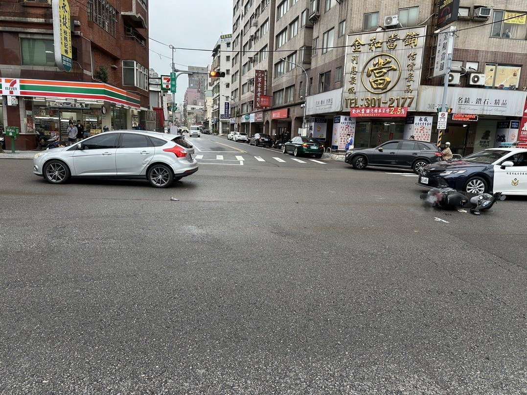 闖紅燈釀禍 桃園大興西路車禍一傷　肇事女駕駛遭告發 - https://www.watchmedia01.com