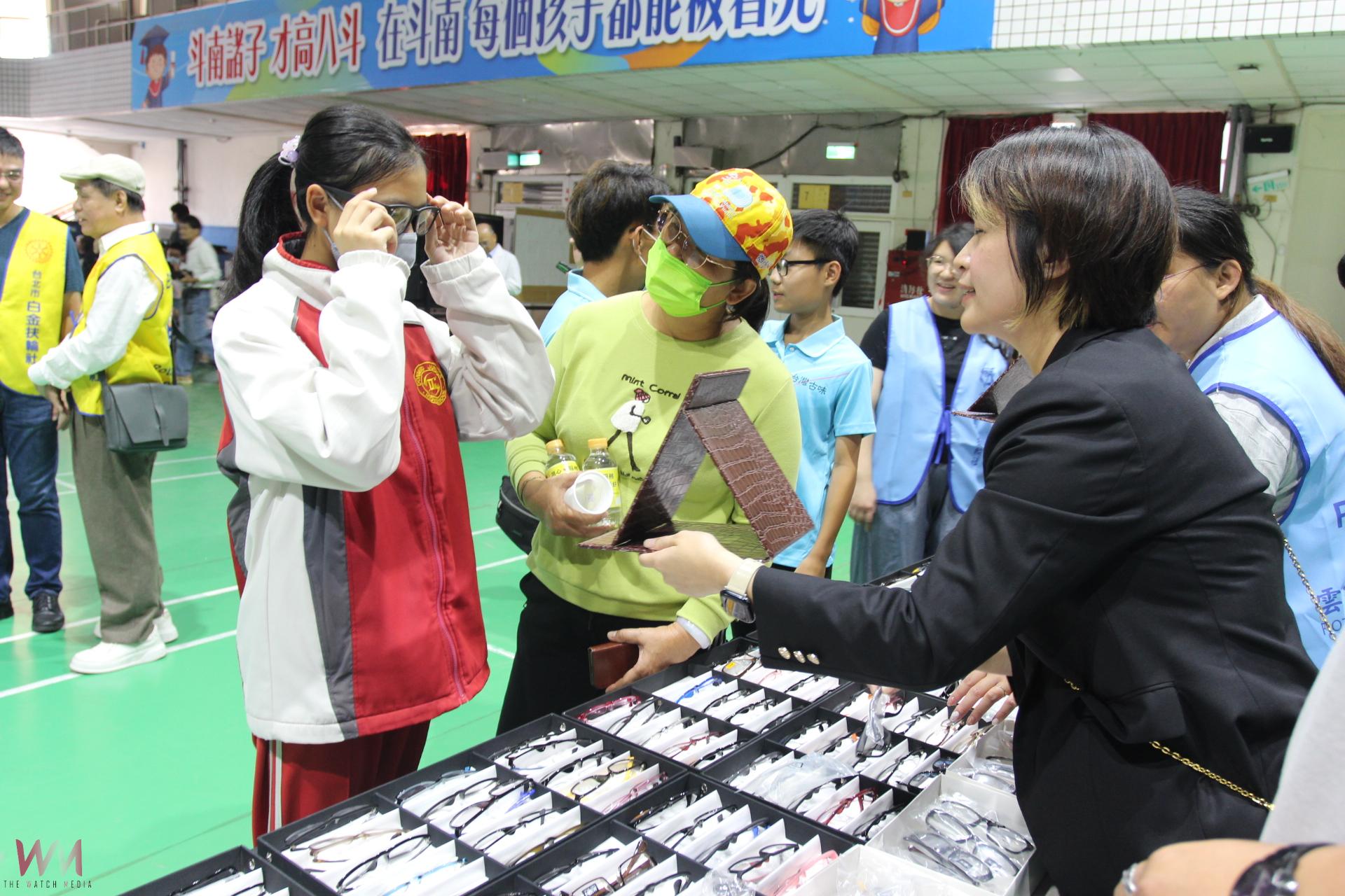 扶輪社看見美好送eye到斗南 免費配鏡嘉惠弱勢學童 - https://www.watchmedia01.com