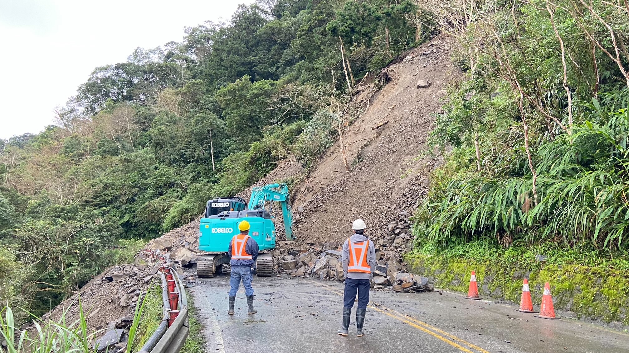 又坍了!太平山區內道路宜專一線坍方交通中斷 預計下午2點搶通 - https://www.watchmedia01.com