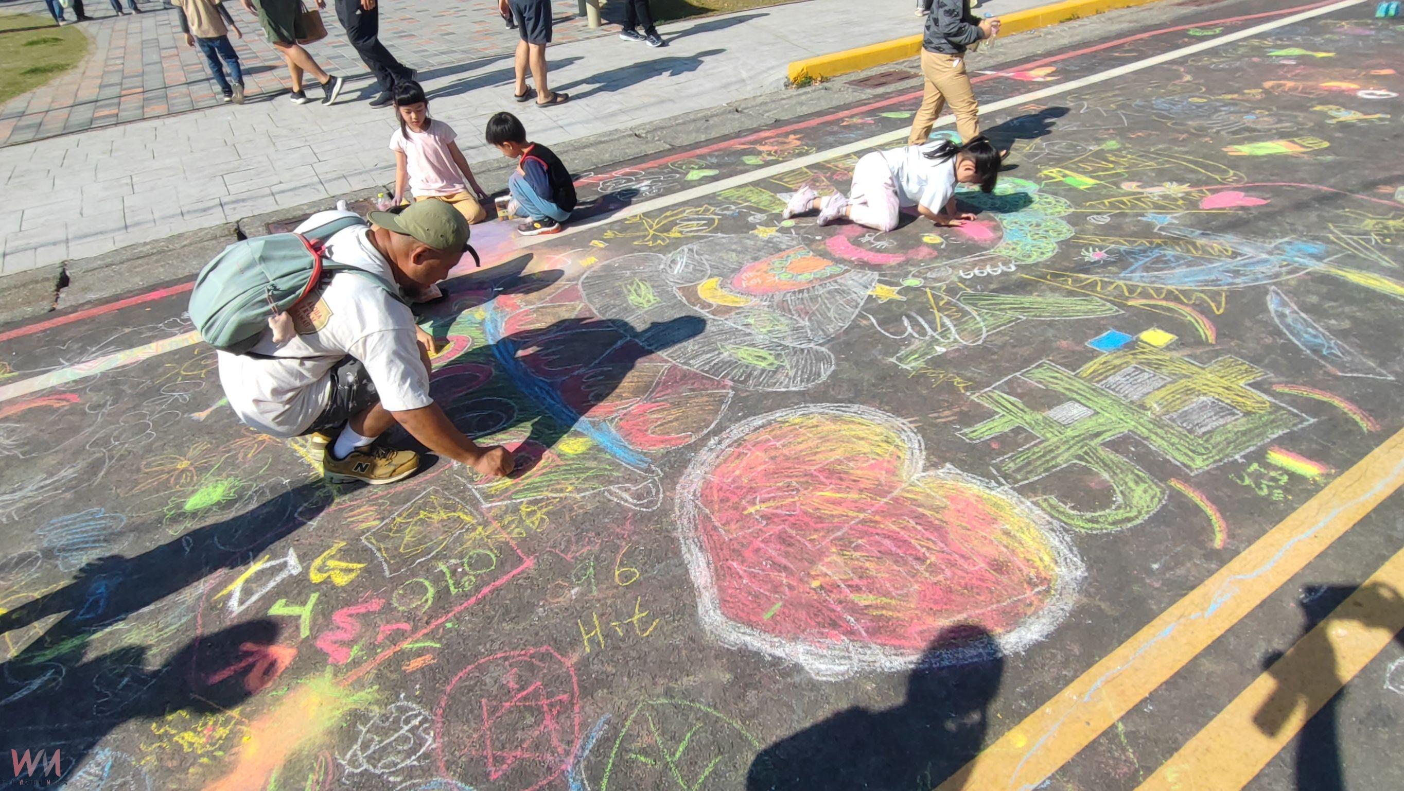 (有影片)/馬路變畫布!黃秀芳辦封街塗鴉活動 上千親子同樂 - https://www.watchmedia01.com